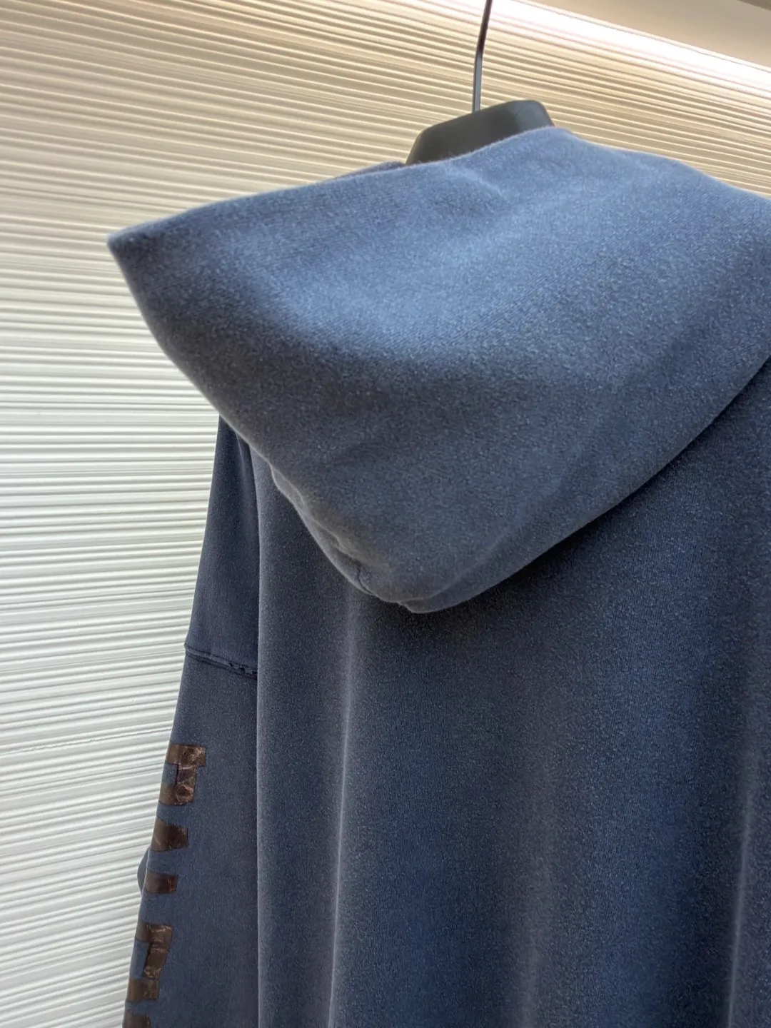 Balenciaga ripped pocket hooded sweatshirt ●Original version: Purchased and developed for 11200 ●Item number: 1682399-A85 ●Fabric: Ink-dyed Yunrou sweatshirt fabric ●Technology: Glue printing ●Color: Gray ●Version: Fitted version ●Weight: about 900 grams ●Size: S-M-L-XL ●Description: Customized ink-dyed Yunrou sweatshirt fabric with excellent texture and comfortable fit With a rich and pure washed black as the main tone, it exudes an irresistible charm. The front and sleeves are decorated with transparent tape artworks. It uses transparent sharpness to cut the conventional dressing logic. The front hole pockets are irregularly cut to tear open the conventional disguise. The traces of wear are looming. The coldness of the washed black collides with the casualness of the wear. An artist walking at the forefront of fashion. The suit is worn to attend the event without worries. Adopt imported machine embroidery technology, use advanced computer control system and precision mechanical components to realize the Balenciaga logo embroidery operation with high precision, smooth and delicate lines, and light-sensitive glue printing. Use special light-sensitive glue materials. Mix the glue with an appropriate amount of water or other diluents evenly. The prepared light-sensitive glue will be manually worn by positioning through scraping and printing. Local friction and wear will be performed on the fabric by manual operation. Natural damage will be formed on the surface of the fabric. Time-consuming and labor-intensive, low daily output. The overall wiring is straight and delicate, the fabric is comfortable and soft, and the color is consistent without color difference. It can be matched with the same style to create a fashionable look and control various occasions. Customized accessories, complete with three standards, same style for men and women!