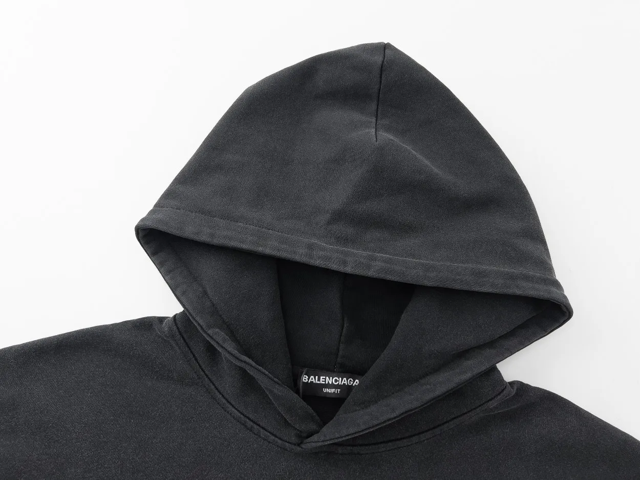🅿️330 Detailed picture [Top version. Official website quality] BALENCI*GA/Paris 22SS #BALENCI*GA# New Paris co-branded aya singer band heavy craftsmanship washed and distressed hooded sweatshirt. The autumn and winter brick cabinets are synchronized. The fabric is made of Paris ZP custom-woven and dyed cotton double-yarn large parka. The net weight is 450 grams. The cloth surface is clean. The cloth pattern is clear, soft and comfortable. The threads are woven and dyed with no color difference. The portrait pattern is printed directly with Kornit printing machine, with clear color, strong gloss and three-dimensional effect. The finished product is washed, distressed and hand-painted. Extra heavy craftsmanship distressed and retro. Restore brick cabinet. The version adopts OS loose shoulder version. Same style for men and women. Code: BL238082 Color: washed black Size: XS S M L