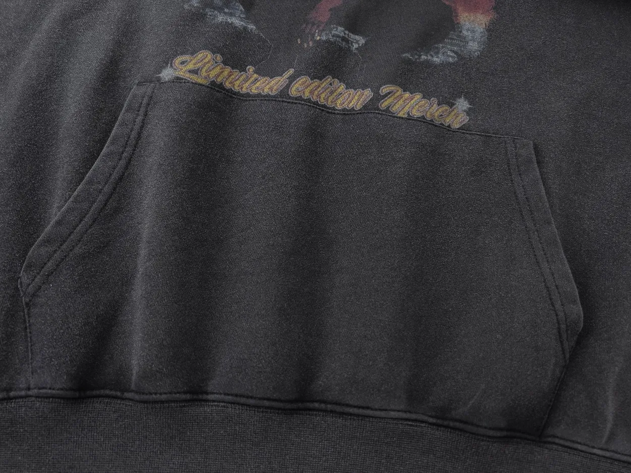 🅿️330 Detailed picture [Top version. Official website quality] BALENCI*GA/Paris 22SS #BALENCI*GA# New Paris co-branded aya singer band heavy craftsmanship washed and distressed hooded sweatshirt. The autumn and winter brick cabinets are synchronized. The fabric is made of Paris ZP custom-woven and dyed cotton double-yarn large parka. The net weight is 450 grams. The cloth surface is clean. The cloth pattern is clear, soft and comfortable. The threads are woven and dyed with no color difference. The portrait pattern is printed directly with Kornit printing machine, with clear color, strong gloss and three-dimensional effect. The finished product is washed, distressed and hand-painted. Extra heavy craftsmanship distressed and retro. Restore brick cabinet. The version adopts OS loose shoulder version. Same style for men and women. Code: BL238082 Color: washed black Size: XS S M L