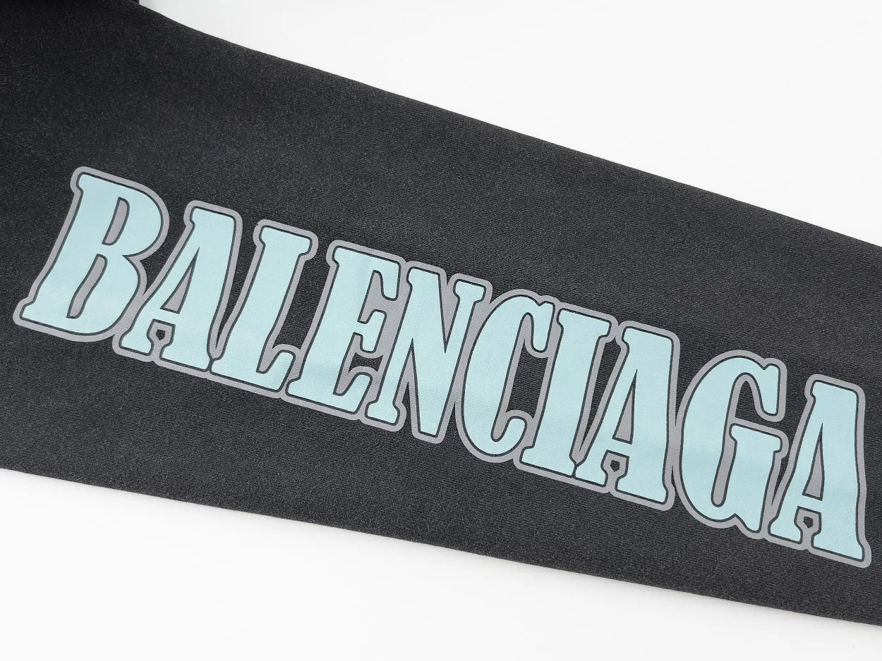 🅿️330 Detailed picture [Top version. Official website quality] BALENCI*GA/Paris 22SS #BALENCI*GA# New Paris co-branded aya singer band heavy craftsmanship washed and distressed hooded sweatshirt. The autumn and winter brick cabinets are synchronized. The fabric is made of Paris ZP custom-woven and dyed cotton double-yarn large parka. The net weight is 450 grams. The cloth surface is clean. The cloth pattern is clear, soft and comfortable. The threads are woven and dyed with no color difference. The portrait pattern is printed directly with Kornit printing machine, with clear color, strong gloss and three-dimensional effect. The finished product is washed, distressed and hand-painted. Extra heavy craftsmanship distressed and retro. Restore brick cabinet. The version adopts OS loose shoulder version. Same style for men and women. Code: BL238082 Color: washed black Size: XS S M L