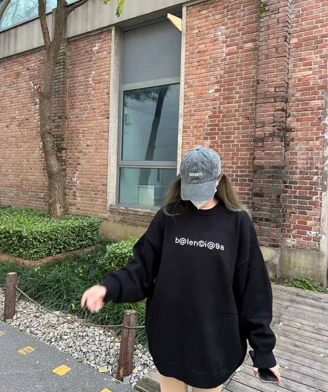 ♻️💯Reference model picture for the upper body❤️The top tested version of Balenciaga mailbox logo pure cotton loose-fitting autumn and winter hoodie for men and women couples. A simple basic sweatshirt. A simple sweatshirt that you can fall in love with at first glance. The Blcg mailbox logo on the chest is simple and beautiful. It is operated by an imported elliptical machine, with no burrs and neat alignment! The fabric is made of 480g pure cotton fabric, which is different from the low-end version. The color is also super beautiful. You must get this one! ! ! ! !  Color: black, white, fog blue, khaki, lake green Size: XS-L P:450