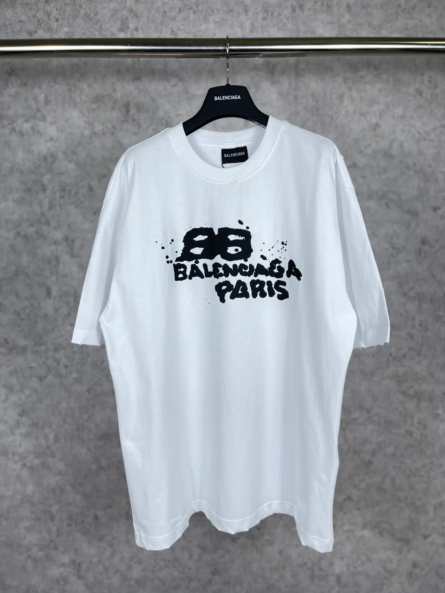 🅿️166 real photos [Top version. Official website quality] BALENCI*GA/Paris BALENCI*GA#BB hand-painted graffiti short-sleeved T-shirt. 2023 spring and summer new product. Brick cabinet synchronization. The fabric is made of Paris ZP custom-woven and dyed 100% cotton double yarn compact cotton. The weight is 260 grams, the cloth surface is clean. The cloth pattern is clear. Soft and comfortable. Good color fastness. Not easy to change color. The threads are woven and dyed with no color difference. The printing uses a circular machine to imitate hand-painted effects. No burrs. The color follows the original board. The brick cabinet is restored. The version adopts the OS loose shoulder version. Same style for men and women. Coding: BL223001 Color: black, white, gray blue, pink Size: XS S M L