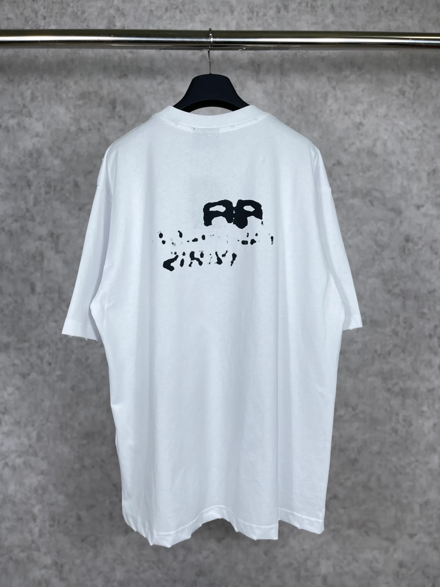 🅿️166 real photos [Top version. Official website quality] BALENCI*GA/Paris BALENCI*GA#BB hand-painted graffiti short-sleeved T-shirt. 2023 spring and summer new product. Brick cabinet synchronization. The fabric is made of Paris ZP custom-woven and dyed 100% cotton double yarn compact cotton. The weight is 260 grams, the cloth surface is clean. The cloth pattern is clear. Soft and comfortable. Good color fastness. Not easy to change color. The threads are woven and dyed with no color difference. The printing uses a circular machine to imitate hand-painted effects. No burrs. The color follows the original board. The brick cabinet is restored. The version adopts the OS loose shoulder version. Same style for men and women. Coding: BL223001 Color: black, white, gray blue, pink Size: XS S M L