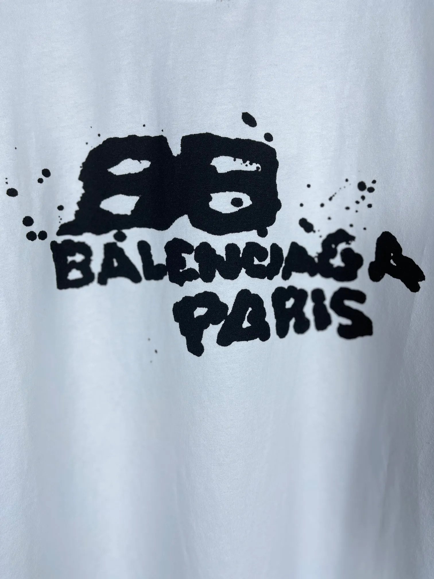 🅿️166 real photos [Top version. Official website quality] BALENCI*GA/Paris BALENCI*GA#BB hand-painted graffiti short-sleeved T-shirt. 2023 spring and summer new product. Brick cabinet synchronization. The fabric is made of Paris ZP custom-woven and dyed 100% cotton double yarn compact cotton. The weight is 260 grams, the cloth surface is clean. The cloth pattern is clear. Soft and comfortable. Good color fastness. Not easy to change color. The threads are woven and dyed with no color difference. The printing uses a circular machine to imitate hand-painted effects. No burrs. The color follows the original board. The brick cabinet is restored. The version adopts the OS loose shoulder version. Same style for men and women. Coding: BL223001 Color: black, white, gray blue, pink Size: XS S M L