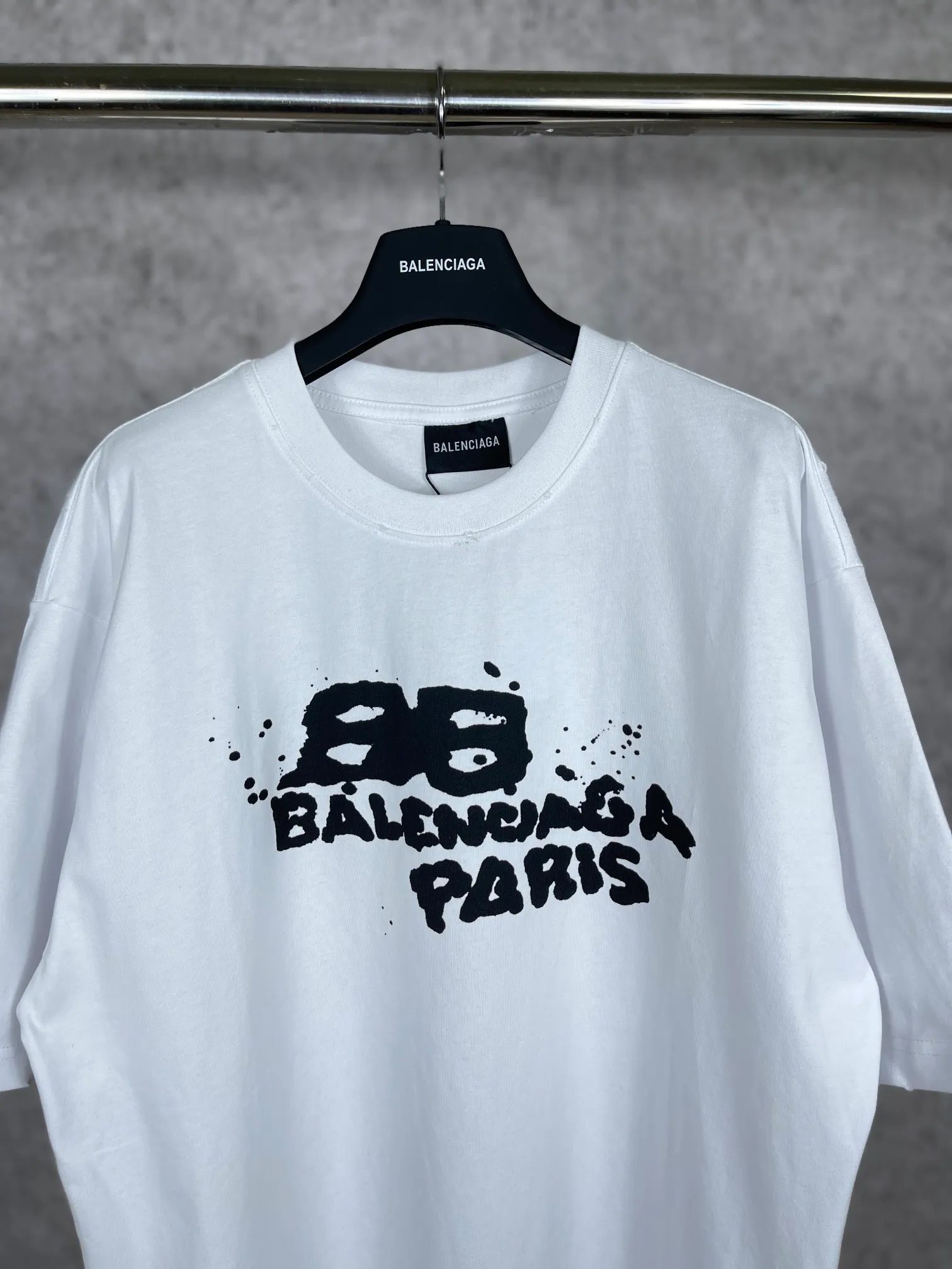 🅿️166 real photos [Top version. Official website quality] BALENCI*GA/Paris BALENCI*GA#BB hand-painted graffiti short-sleeved T-shirt. 2023 spring and summer new product. Brick cabinet synchronization. The fabric is made of Paris ZP custom-woven and dyed 100% cotton double yarn compact cotton. The weight is 260 grams, the cloth surface is clean. The cloth pattern is clear. Soft and comfortable. Good color fastness. Not easy to change color. The threads are woven and dyed with no color difference. The printing uses a circular machine to imitate hand-painted effects. No burrs. The color follows the original board. The brick cabinet is restored. The version adopts the OS loose shoulder version. Same style for men and women. Coding: BL223001 Color: black, white, gray blue, pink Size: XS S M L