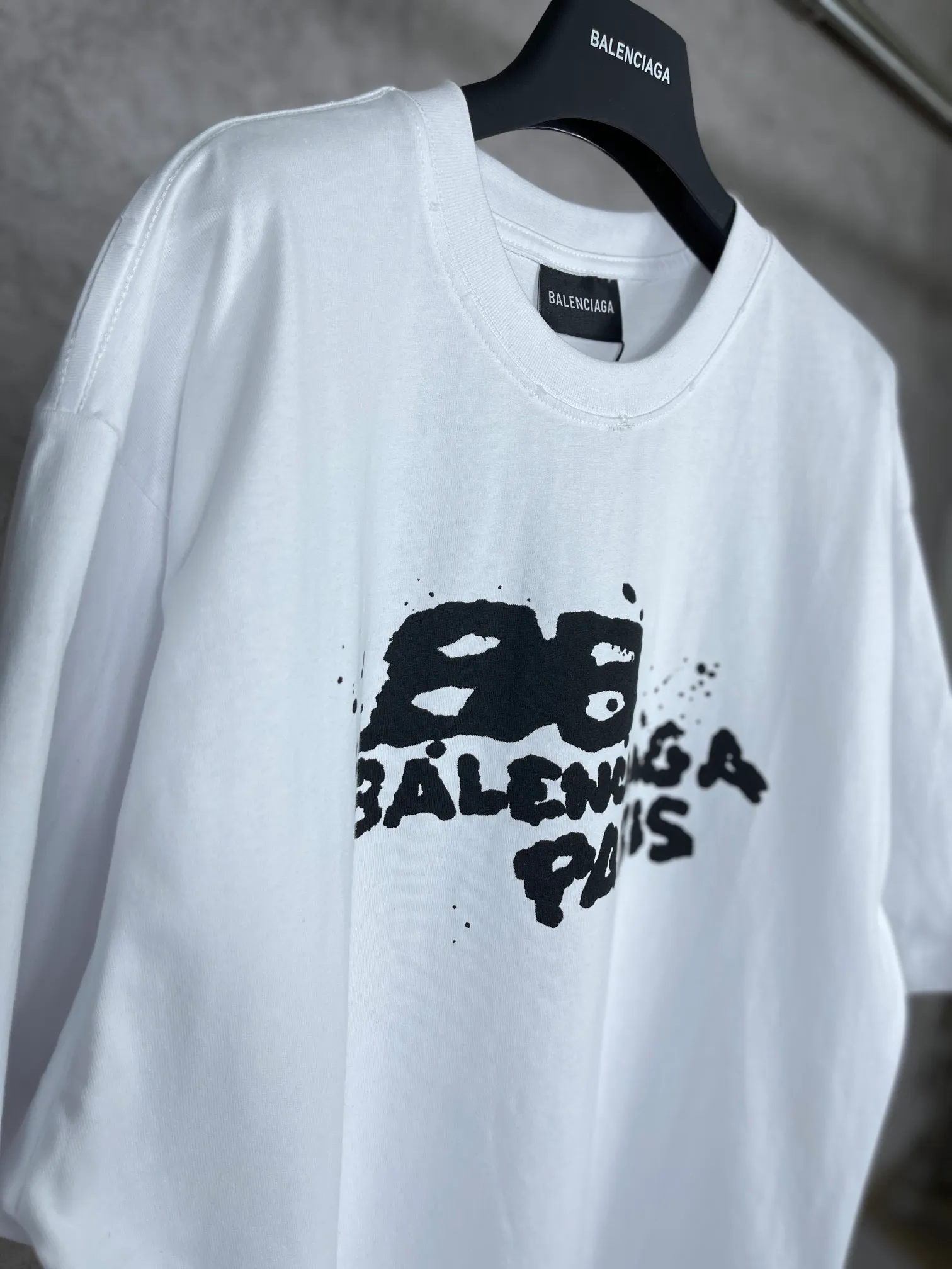 🅿️166 real photos [Top version. Official website quality] BALENCI*GA/Paris BALENCI*GA#BB hand-painted graffiti short-sleeved T-shirt. 2023 spring and summer new product. Brick cabinet synchronization. The fabric is made of Paris ZP custom-woven and dyed 100% cotton double yarn compact cotton. The weight is 260 grams, the cloth surface is clean. The cloth pattern is clear. Soft and comfortable. Good color fastness. Not easy to change color. The threads are woven and dyed with no color difference. The printing uses a circular machine to imitate hand-painted effects. No burrs. The color follows the original board. The brick cabinet is restored. The version adopts the OS loose shoulder version. Same style for men and women. Coding: BL223001 Color: black, white, gray blue, pink Size: XS S M L