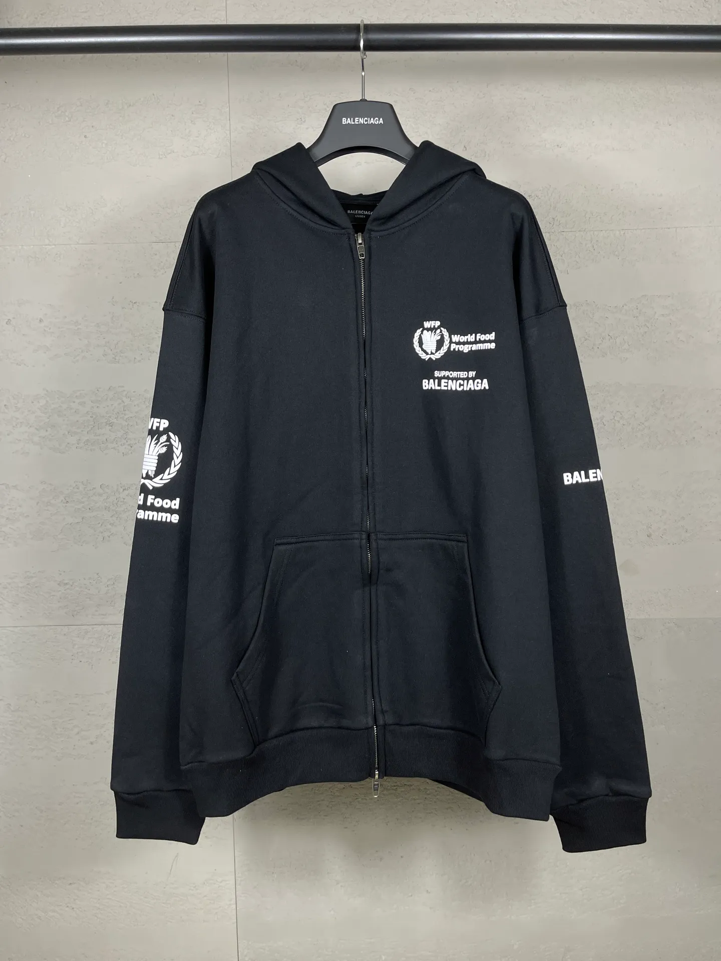 🅿️360 real shots [Top version. Official website quality] BALENCI*GA/Paris. 2025 new model. Co-signed by WFP. Foam three-dimensional printed hooded zipper cardigan sweatshirt with front and rear panels, left and right sleeves. Brick cabinets are synchronized. Genuine products are developed at the first time, and you can print and compare! The fabric is made of Paris ZP custom-woven and dyed cotton sweatshirt. Weighing 460 grams, the cloth surface is clean. The cloth pattern is clear, soft and comfortable. The threads are dyed with no color difference. The printing uses imported glue foam printing, the letters are clear and the effect is three-dimensional. The version adopts OS loose shoulder design. Same style for men and women. Code: BL259918 Color: Black Size: XS S M L