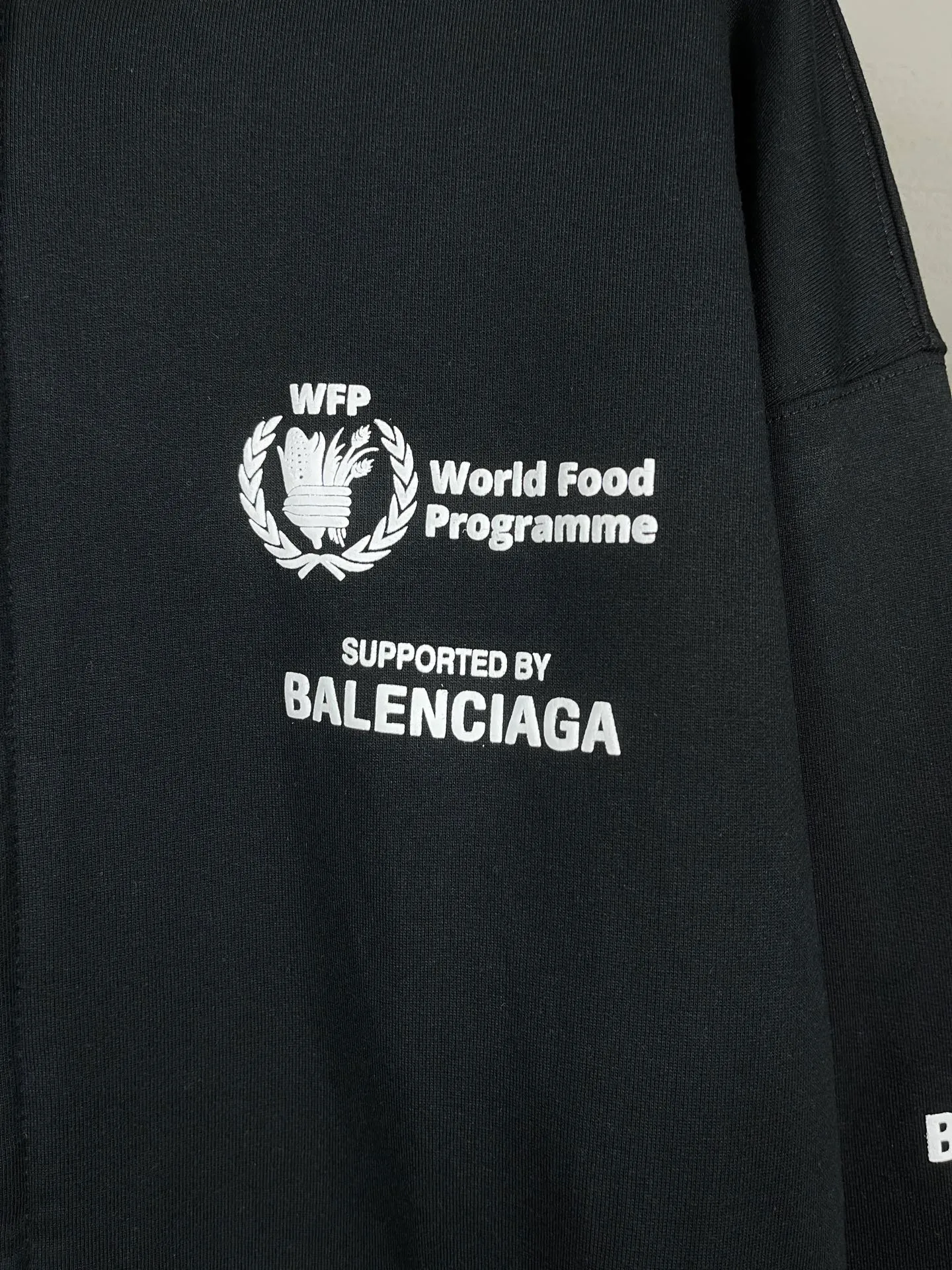 🅿️360 real shots [Top version. Official website quality] BALENCI*GA/Paris. 2025 new model. Co-signed by WFP. Foam three-dimensional printed hooded zipper cardigan sweatshirt with front and rear panels, left and right sleeves. Brick cabinets are synchronized. Genuine products are developed at the first time, and you can print and compare! The fabric is made of Paris ZP custom-woven and dyed cotton sweatshirt. Weighing 460 grams, the cloth surface is clean. The cloth pattern is clear, soft and comfortable. The threads are dyed with no color difference. The printing uses imported glue foam printing, the letters are clear and the effect is three-dimensional. The version adopts OS loose shoulder design. Same style for men and women. Code: BL259918 Color: Black Size: XS S M L