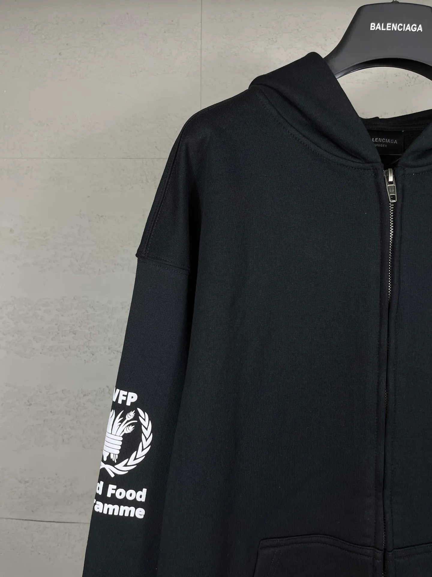 🅿️360 real shots [Top version. Official website quality] BALENCI*GA/Paris. 2025 new model. Co-signed by WFP. Foam three-dimensional printed hooded zipper cardigan sweatshirt with front and rear panels, left and right sleeves. Brick cabinets are synchronized. Genuine products are developed at the first time, and you can print and compare! The fabric is made of Paris ZP custom-woven and dyed cotton sweatshirt. Weighing 460 grams, the cloth surface is clean. The cloth pattern is clear, soft and comfortable. The threads are dyed with no color difference. The printing uses imported glue foam printing, the letters are clear and the effect is three-dimensional. The version adopts OS loose shoulder design. Same style for men and women. Code: BL259918 Color: Black Size: XS S M L