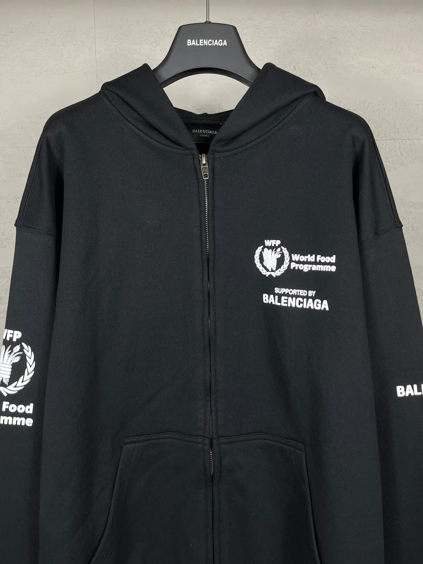 🅿️360 real shots [Top version. Official website quality] BALENCI*GA/Paris. 2025 new model. Co-signed by WFP. Foam three-dimensional printed hooded zipper cardigan sweatshirt with front and rear panels, left and right sleeves. Brick cabinets are synchronized. Genuine products are developed at the first time, and you can print and compare! The fabric is made of Paris ZP custom-woven and dyed cotton sweatshirt. Weighing 460 grams, the cloth surface is clean. The cloth pattern is clear, soft and comfortable. The threads are dyed with no color difference. The printing uses imported glue foam printing, the letters are clear and the effect is three-dimensional. The version adopts OS loose shoulder design. Same style for men and women. Code: BL259918 Color: Black Size: XS S M L