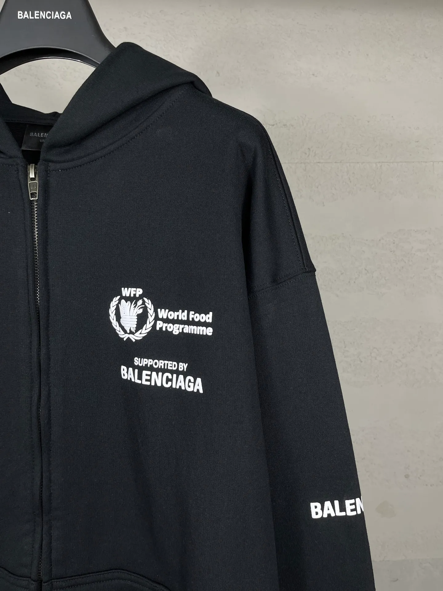 🅿️360 real shots [Top version. Official website quality] BALENCI*GA/Paris. 2025 new model. Co-signed by WFP. Foam three-dimensional printed hooded zipper cardigan sweatshirt with front and rear panels, left and right sleeves. Brick cabinets are synchronized. Genuine products are developed at the first time, and you can print and compare! The fabric is made of Paris ZP custom-woven and dyed cotton sweatshirt. Weighing 460 grams, the cloth surface is clean. The cloth pattern is clear, soft and comfortable. The threads are dyed with no color difference. The printing uses imported glue foam printing, the letters are clear and the effect is three-dimensional. The version adopts OS loose shoulder design. Same style for men and women. Code: BL259918 Color: Black Size: XS S M L