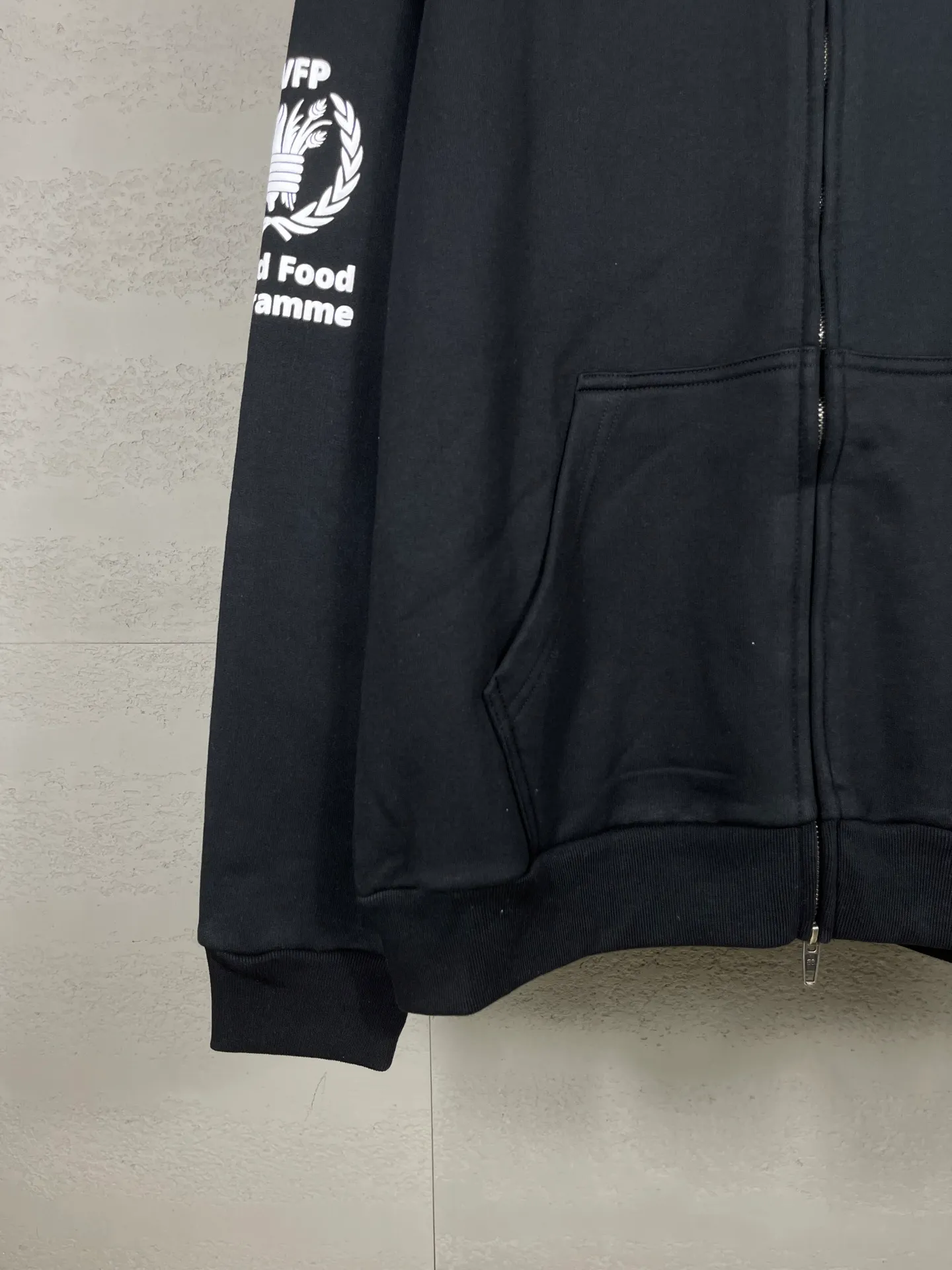 🅿️360 real shots [Top version. Official website quality] BALENCI*GA/Paris. 2025 new model. Co-signed by WFP. Foam three-dimensional printed hooded zipper cardigan sweatshirt with front and rear panels, left and right sleeves. Brick cabinets are synchronized. Genuine products are developed at the first time, and you can print and compare! The fabric is made of Paris ZP custom-woven and dyed cotton sweatshirt. Weighing 460 grams, the cloth surface is clean. The cloth pattern is clear, soft and comfortable. The threads are dyed with no color difference. The printing uses imported glue foam printing, the letters are clear and the effect is three-dimensional. The version adopts OS loose shoulder design. Same style for men and women. Code: BL259918 Color: Black Size: XS S M L