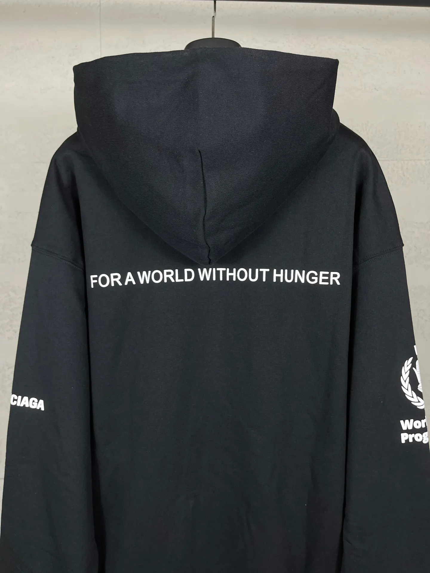 🅿️360 real shots [Top version. Official website quality] BALENCI*GA/Paris. 2025 new model. Co-signed by WFP. Foam three-dimensional printed hooded zipper cardigan sweatshirt with front and rear panels, left and right sleeves. Brick cabinets are synchronized. Genuine products are developed at the first time, and you can print and compare! The fabric is made of Paris ZP custom-woven and dyed cotton sweatshirt. Weighing 460 grams, the cloth surface is clean. The cloth pattern is clear, soft and comfortable. The threads are dyed with no color difference. The printing uses imported glue foam printing, the letters are clear and the effect is three-dimensional. The version adopts OS loose shoulder design. Same style for men and women. Code: BL259918 Color: Black Size: XS S M L