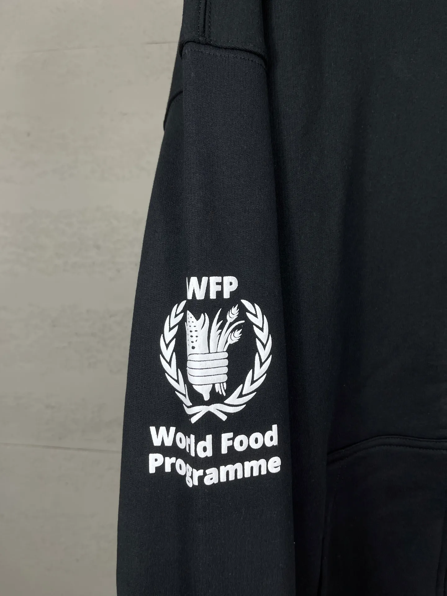 🅿️360 real shots [Top version. Official website quality] BALENCI*GA/Paris. 2025 new model. Co-signed by WFP. Foam three-dimensional printed hooded zipper cardigan sweatshirt with front and rear panels, left and right sleeves. Brick cabinets are synchronized. Genuine products are developed at the first time, and you can print and compare! The fabric is made of Paris ZP custom-woven and dyed cotton sweatshirt. Weighing 460 grams, the cloth surface is clean. The cloth pattern is clear, soft and comfortable. The threads are dyed with no color difference. The printing uses imported glue foam printing, the letters are clear and the effect is three-dimensional. The version adopts OS loose shoulder design. Same style for men and women. Code: BL259918 Color: Black Size: XS S M L