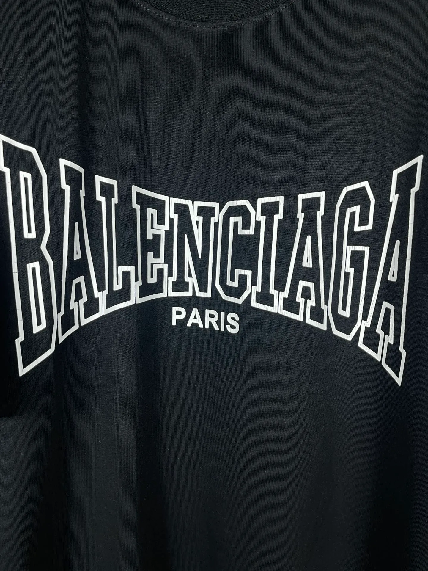 🅿️180 real photos [Top version. Official website quality] BALENCI*GA/Paris. SS25 latest style, classic LOGO art crack print short-sleeved T-shirt. Brick cabinet synchronization. Genuine product developed in the first time, happy to print and compare! The fabric is made of Paris ZP custom-woven and dyed cotton double yarn. Weighing 260 grams, the cloth surface is clean. The cloth pattern is clear, soft and comfortable. The threads are dyed with no color difference. The printing uses environmentally friendly imported crack printing materials. The letters are clear and the effect is three-dimensional. The version adopts OS loose shoulder design. Same style for men and women. Code: BL223608 Color: black, floral gray Size: XS S M L