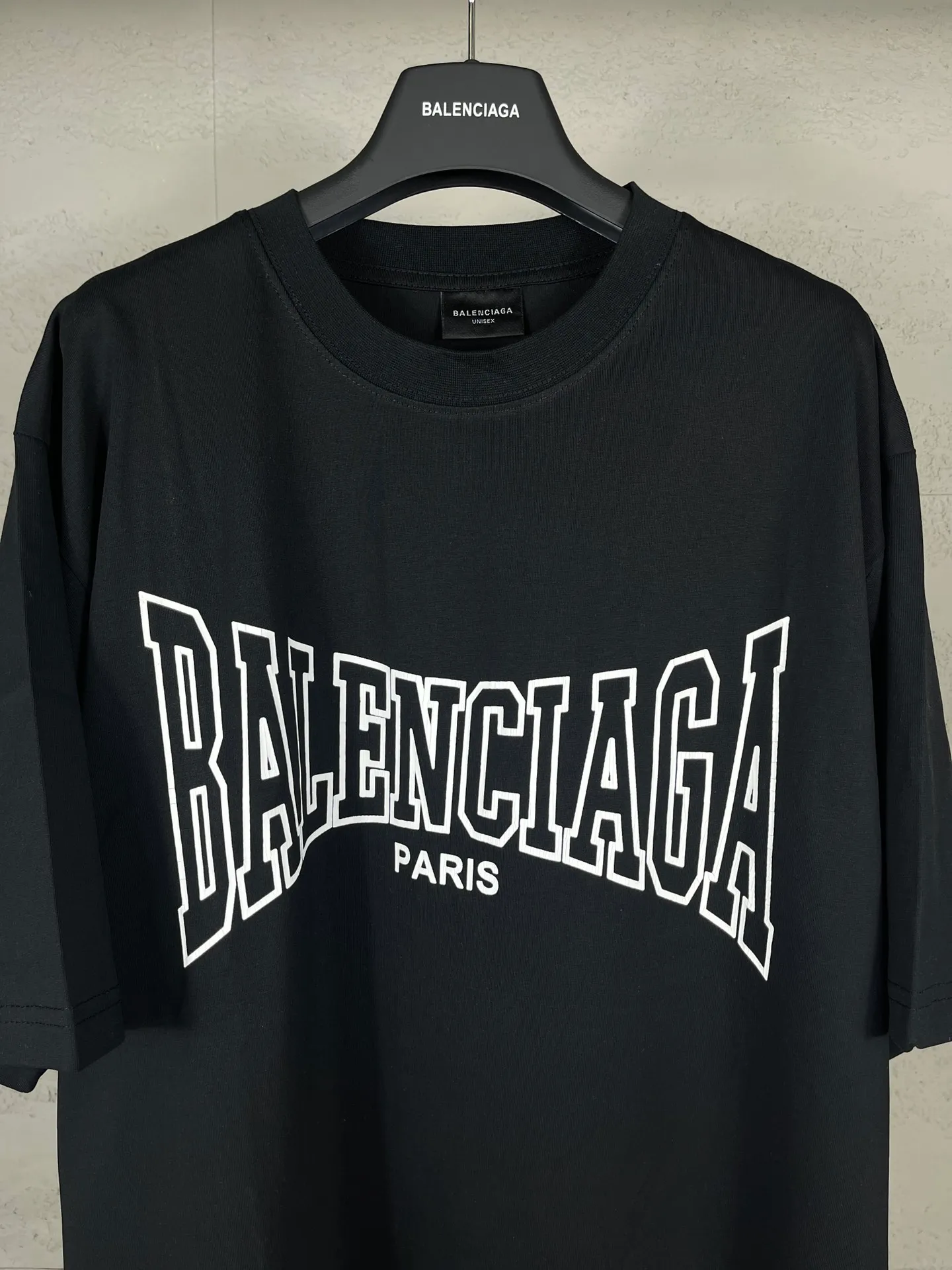 🅿️180 real photos [Top version. Official website quality] BALENCI*GA/Paris. SS25 latest style, classic LOGO art crack print short-sleeved T-shirt. Brick cabinet synchronization. Genuine product developed in the first time, happy to print and compare! The fabric is made of Paris ZP custom-woven and dyed cotton double yarn. Weighing 260 grams, the cloth surface is clean. The cloth pattern is clear, soft and comfortable. The threads are dyed with no color difference. The printing uses environmentally friendly imported crack printing materials. The letters are clear and the effect is three-dimensional. The version adopts OS loose shoulder design. Same style for men and women. Code: BL223608 Color: black, floral gray Size: XS S M L