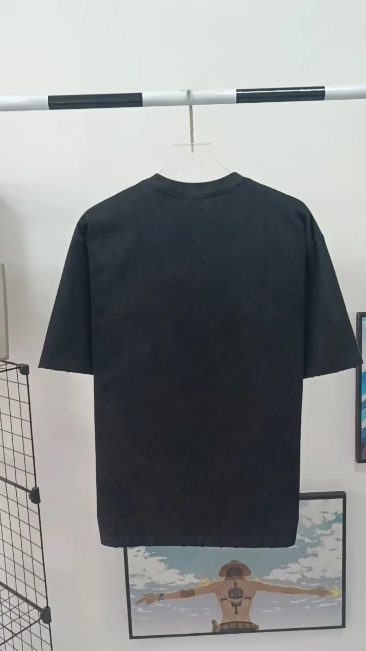 Real shot video on the back————The top version of Balenciaga BALENCIAGA’s new BeDifferent series Apple logo embroidered letters Milky white male and female couple star’s same style pure cotton bottoming short-sleeved T-shirt - Use imported Tajima 10w needle machine embroidery High-density embroidered letter hemming technology Full details without tails Clear letters without connections‼ ️ - It took no less than dozens of light embroidery needle adjustments to achieve this satisfactory effect. Imported embroidery thread distinguishes the difference between low-end market and original version! -BLCG's latest Bedifferent series. You are unique and different from others. Always be yourself! New models are released every year. The milky white color is the new color this year. I didn’t hesitate to buy it as soon as I saw it. My upper body looks whiter. I love this color so much!  A full set of 1:1 customized accessories + Sydney paper with logo + new version of handbag at the counter + three labels for large products + Yuan version hangtag‼ ️ (PS: Each piece comes with a counter handbag. Due to the high cost, handbags are no longer provided for after-sales code changes. Please understand) The webbing on the back collar extends to the shoulders for reinforcement. The stitches are downturned at the joints. Imported elliptical machine with imported glue technology. Overall printing without tooth edges. 32s280g double yarn combed. Color: Milky white. Washed black. Size: XS-L P:260.