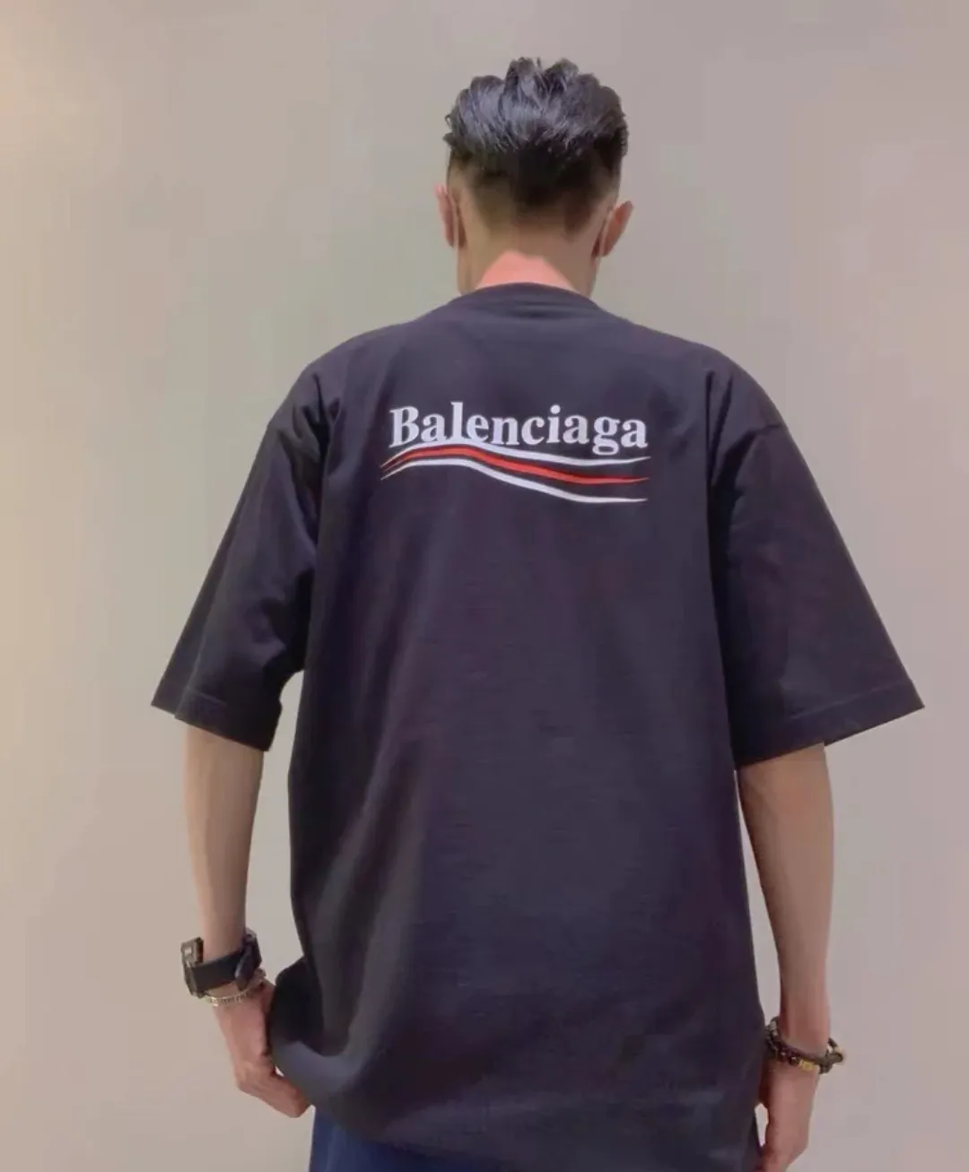 ♻️💯Upper body reference model picture❤️The top tested version of Balenciaga BALENCIAGA Cola Mailang embroidered printed short-sleeved T-shirts of the same style for male and female couples stars. Three colors are available, ensuring the same fabric as the original version, no color difference! Customized dyeing in a package! INS, Xiaohongshu’s popular style, classics that never fade away! The king of orders in Spain, the fried chicken is highly recommended! 32S 280g pure cotton double yarn fabric, comfortable and wide! Full of drape! The printing uses Tajima embroidery machine imported from Japan, which is known as the fighter among embroidery machines. The embroidery is meticulous, with no threads or skipped threads, the printing and embroidery are full and fine, and the letter spacing is consistent with ZP! Wearing it gives you full confidence and peace of mind! The labels and washes are all correct! On behalf of G at the same level! Consistent packaging at the counter!  Size: XS-L Color: Beige, taro purple, active gray, light hemp gray, black P:260