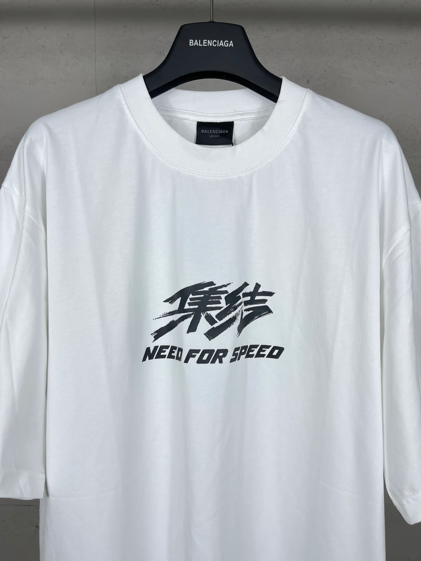 🅿️190 real photos [Top version. Official website quality] BALENCI*GA/Paris. SS24 new Balenciaga/Need for Speed: Assembled cooperation series. Front and rear direct-injection printed long-sleeved T-shirts. Brick cabinet synchronization. Genuine product developed at the first time, happy to print and compare! The fabric is made of Paris ZP custom-woven and dyed cotton double yarn. Weighing 260 grams, the cloth surface is clean. The cloth pattern is clear, soft and comfortable. The threads are dyed with no color difference. The printing is made of environmentally friendly imported materials with direct inkjet printing. The pattern letters are clear and the effect is three-dimensional. The version adopts OS loose shoulder style. Same style for men and women. Coding: BL223600 Color: black, white Size: XS S M L