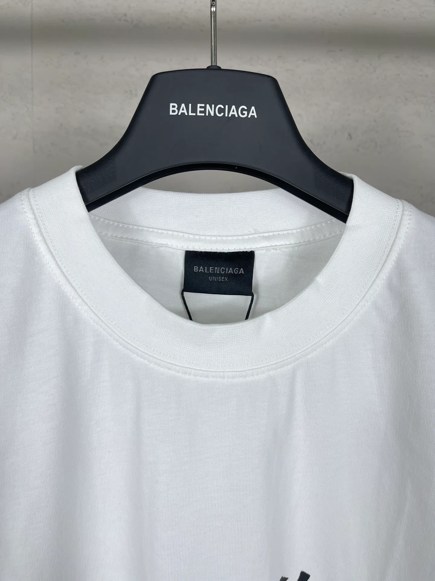 🅿️190 real photos [Top version. Official website quality] BALENCI*GA/Paris. SS24 new Balenciaga/Need for Speed: Assembled cooperation series. Front and rear direct-injection printed long-sleeved T-shirts. Brick cabinet synchronization. Genuine product developed at the first time, happy to print and compare! The fabric is made of Paris ZP custom-woven and dyed cotton double yarn. Weighing 260 grams, the cloth surface is clean. The cloth pattern is clear, soft and comfortable. The threads are dyed with no color difference. The printing is made of environmentally friendly imported materials with direct inkjet printing. The pattern letters are clear and the effect is three-dimensional. The version adopts OS loose shoulder style. Same style for men and women. Coding: BL223600 Color: black, white Size: XS S M L