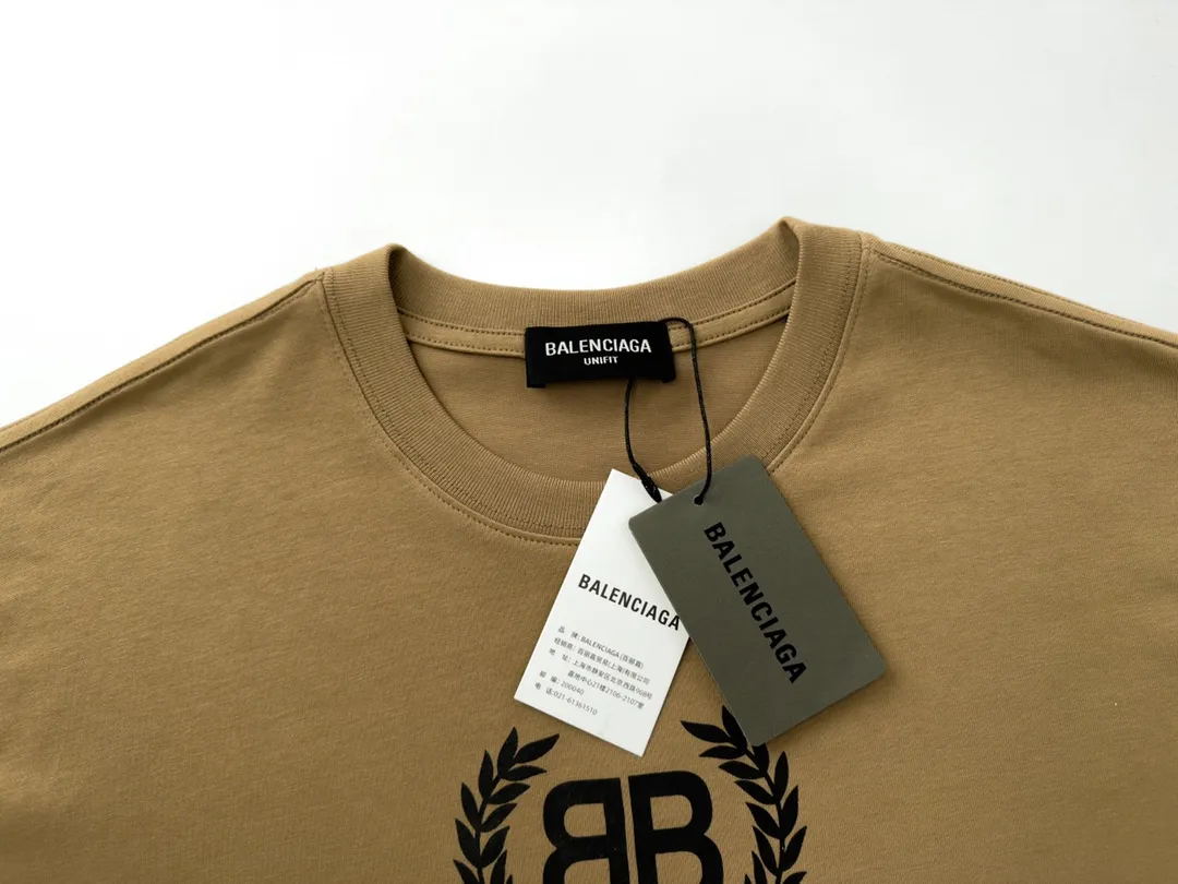 🅿️180 Detail Picture [Top version. Official website quality] BALENCI*GA/Paris. Wheat ear printed short-sleeved T-shirt. Brick cabinet synchronization. The fabric is made of Paris ZP custom-woven and dyed 100% cotton double yarn compact cotton. The weight is 260 grams, the cloth surface is clean. The cloth pattern is clear, soft and comfortable. The threads are dyed with no color difference. The classic pattern is printed with environmentally friendly imported materials, straight crack glue and precision printing screen. The letters are clear and the effect is three-dimensional, restoring the brick cabinet. It is not the same as the market currency, welcome to compare. The version adopts OS loose shoulder design. Same style for men and women. Code: BL223080 Color: black, white, khaki Size: XS to L