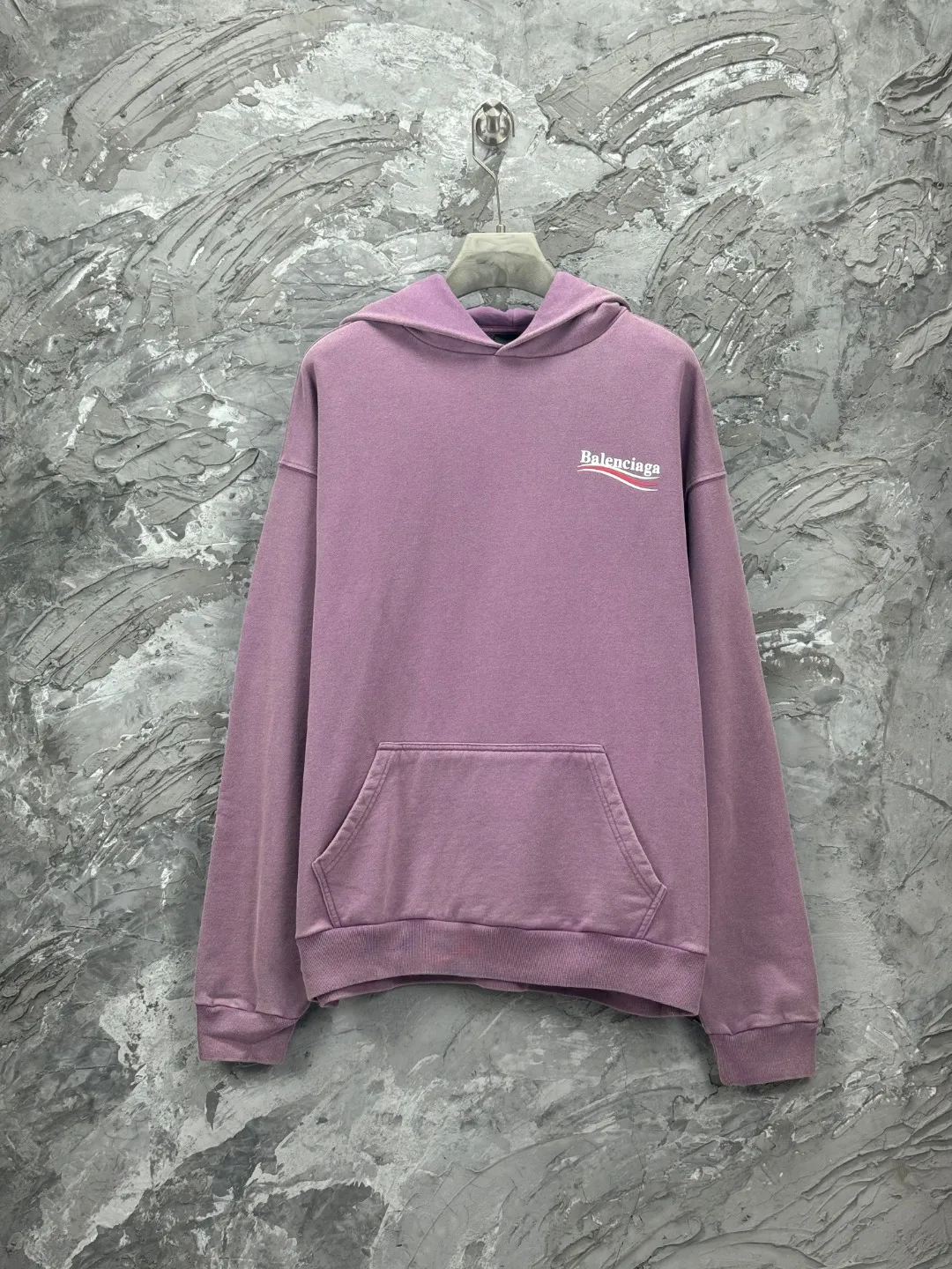 🅿️370 - BALENCI*GA Paris classic cola print split hooded long-sleeved sweatshirt. The front pattern is made of environmentally friendly imported rubber paddle split printing. The ready-made garments are sprayed with horse wash to make them old. The letters are clear. The effect is three-dimensional. Exclusively pattern-woven and dyed 460g fabric. Threads are dyed in the same vat with zero color difference. Brick cabinet synchronization. Welcome to compare. Same style for men and women -Color: washed purple -SIZE: Xs S M L Style number 8968#