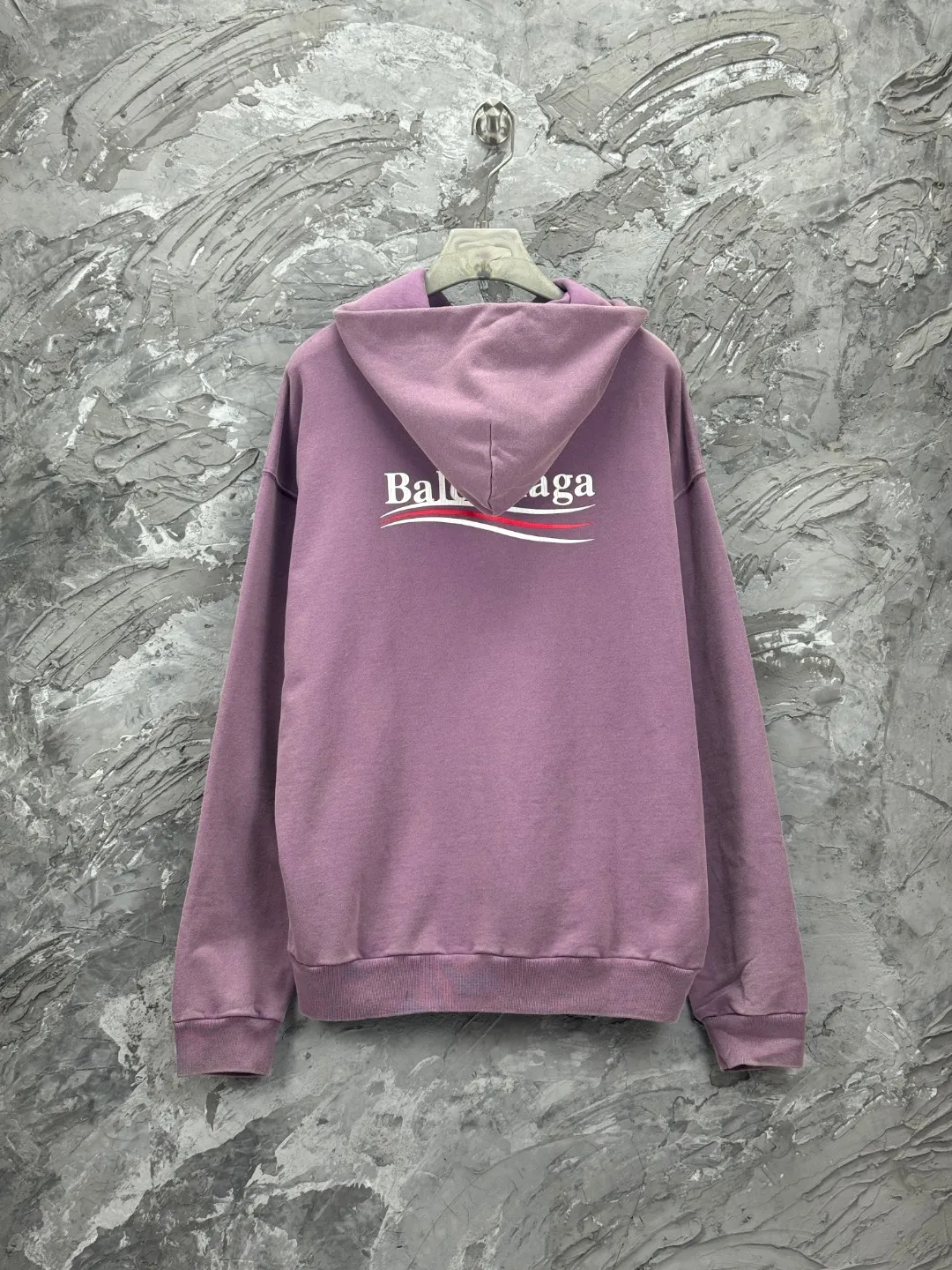 🅿️370 - BALENCI*GA Paris classic cola print split hooded long-sleeved sweatshirt. The front pattern is made of environmentally friendly imported rubber paddle split printing. The ready-made garments are sprayed with horse wash to make them old. The letters are clear. The effect is three-dimensional. Exclusively pattern-woven and dyed 460g fabric. Threads are dyed in the same vat with zero color difference. Brick cabinet synchronization. Welcome to compare. Same style for men and women -Color: washed purple -SIZE: Xs S M L Style number 8968#