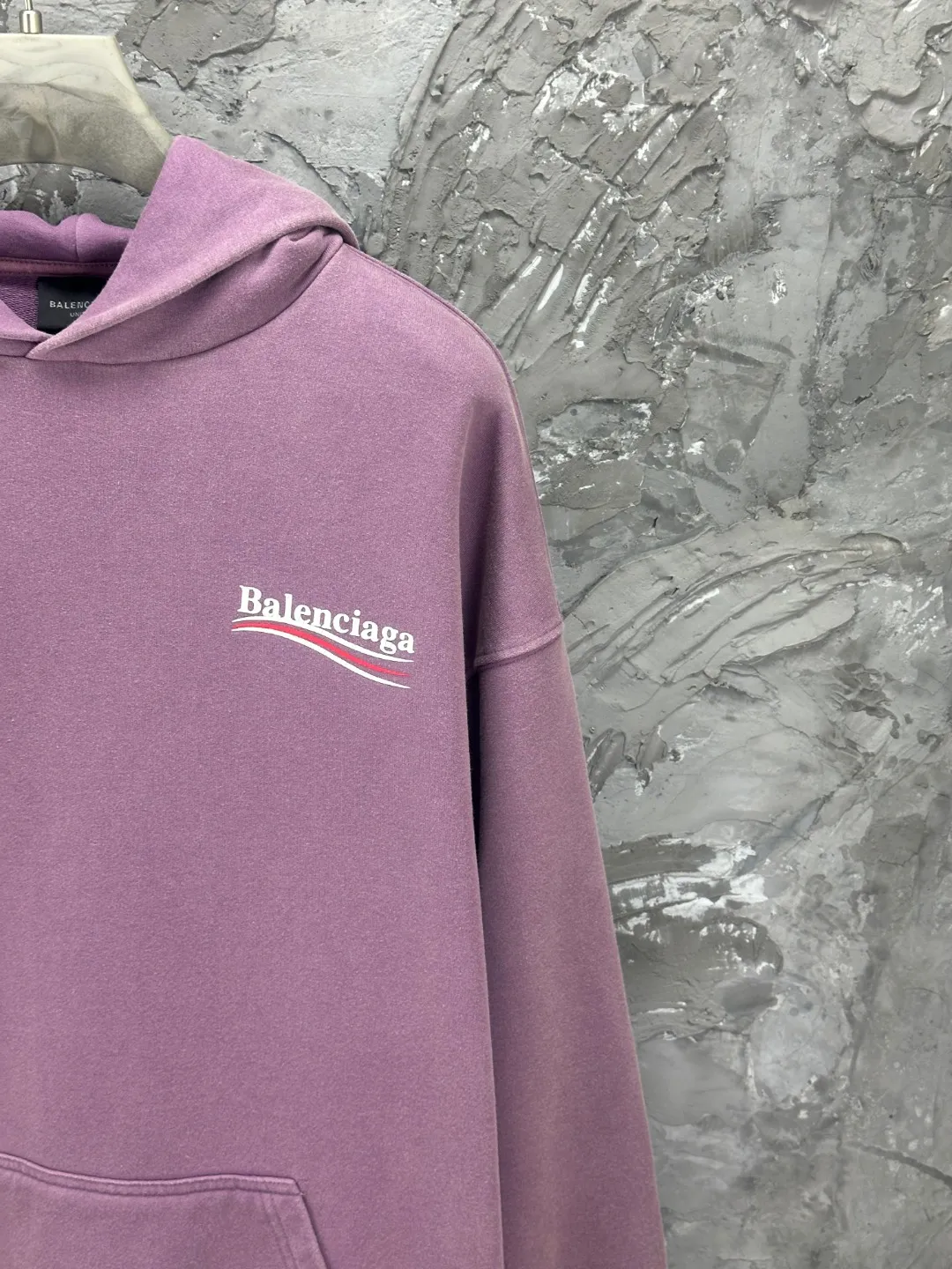 🅿️370 - BALENCI*GA Paris classic cola print split hooded long-sleeved sweatshirt. The front pattern is made of environmentally friendly imported rubber paddle split printing. The ready-made garments are sprayed with horse wash to make them old. The letters are clear. The effect is three-dimensional. Exclusively pattern-woven and dyed 460g fabric. Threads are dyed in the same vat with zero color difference. Brick cabinet synchronization. Welcome to compare. Same style for men and women -Color: washed purple -SIZE: Xs S M L Style number 8968#