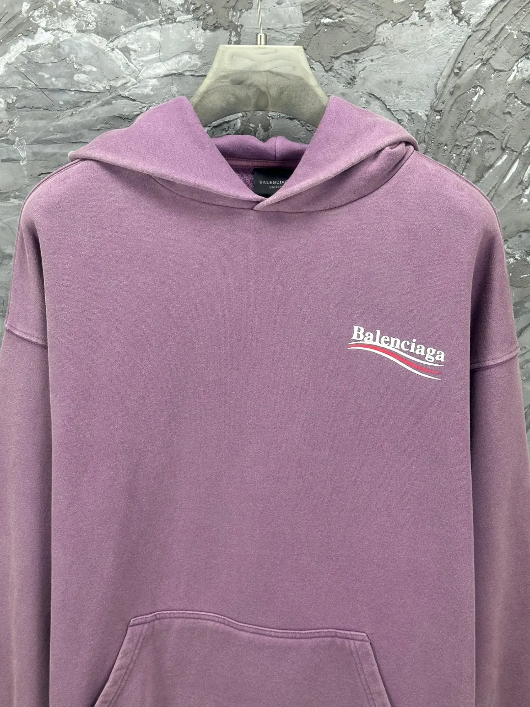 🅿️370 - BALENCI*GA Paris classic cola print split hooded long-sleeved sweatshirt. The front pattern is made of environmentally friendly imported rubber paddle split printing. The ready-made garments are sprayed with horse wash to make them old. The letters are clear. The effect is three-dimensional. Exclusively pattern-woven and dyed 460g fabric. Threads are dyed in the same vat with zero color difference. Brick cabinet synchronization. Welcome to compare. Same style for men and women -Color: washed purple -SIZE: Xs S M L Style number 8968#