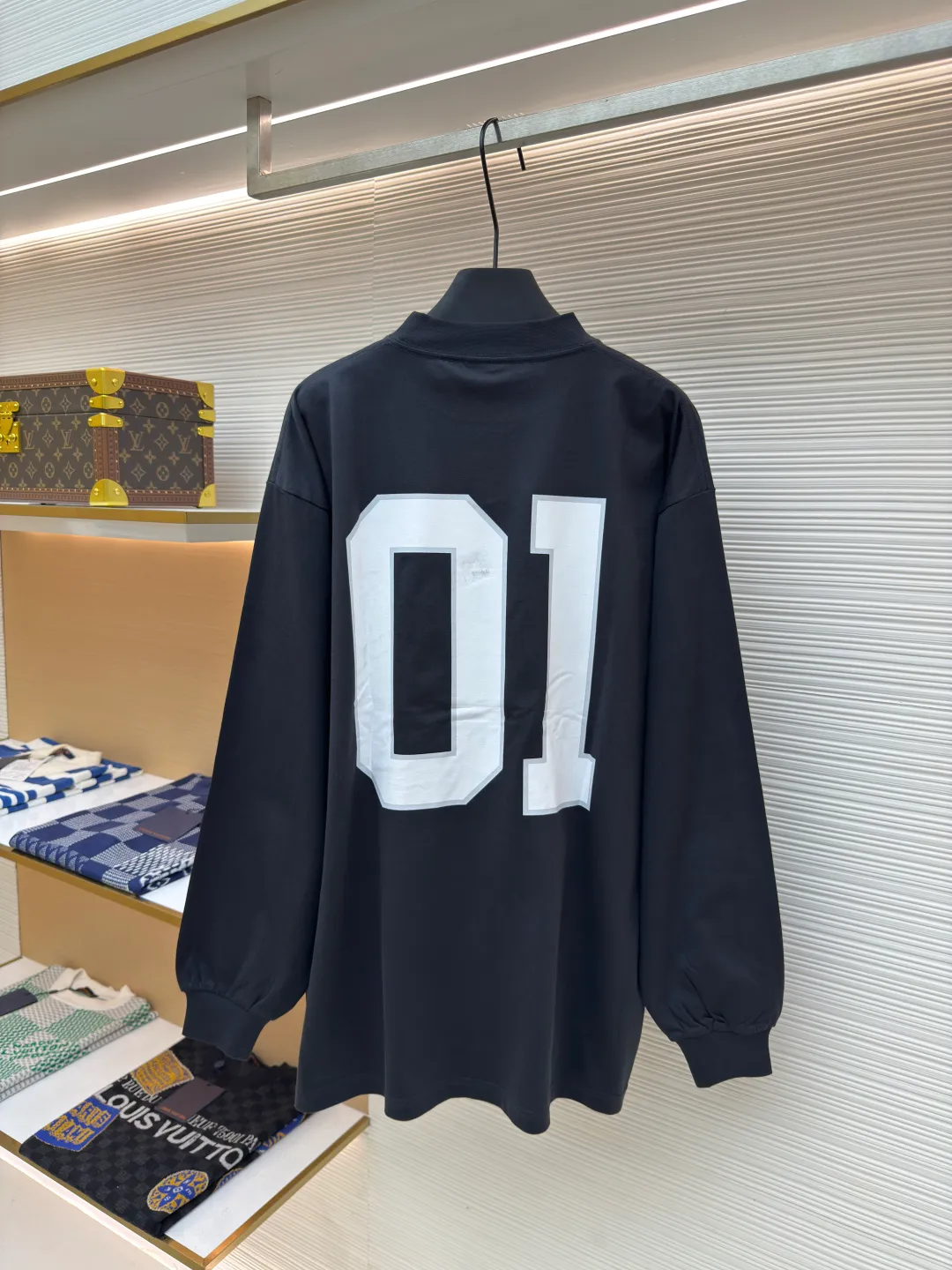 Balenciaga No. 1 jersey embroidered long sleeves ●Authentic product: purchased and developed for 9200 ●Item number: 1680356-A55 ●Fabric: combed cotton plain fabric ●Technology: embroidery production ●Version: loose fit ●Weight: about 465 grams ●Size: XS-S-M-L ●Description: The fabric is made of 16s single-yarn combed cotton plain weave, with matching 1*1 horizontal machine-woven ribbing of this fabric color. The front and back panels are printed with elliptical machine screen paste, the front panel is embroidered with a domestic high-speed embroidery machine, laser burnt letter patch, 7s*7s twill contrasting color fastness 100% cotton, and the hem is a flat car color-blocked jacquard woven label. The woven label is made of white fine silk material imported from Japan. The overall wiring is straight and delicate, the fabric is comfortable and soft, and the color is consistent without color difference. It can be matched with the same style to create a fashionable look and control various occasions. Customized accessories, complete with three standards, same style for men and women!