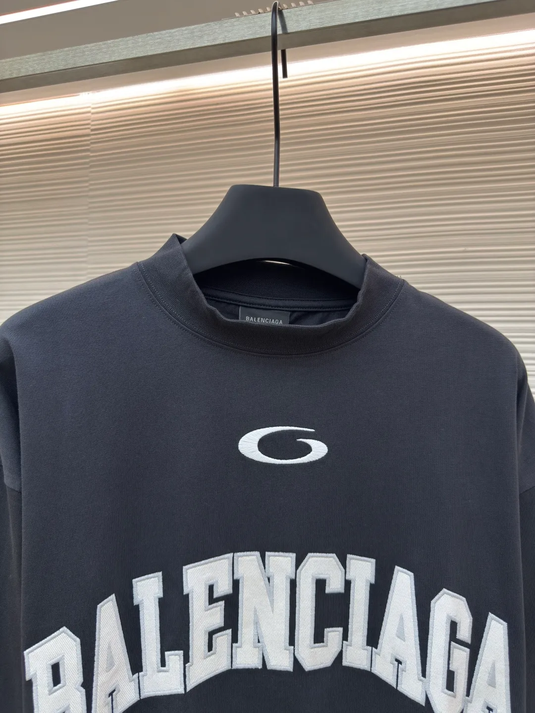 Balenciaga No. 1 jersey embroidered long sleeves ●Authentic product: purchased and developed for 9200 ●Item number: 1680356-A55 ●Fabric: combed cotton plain fabric ●Technology: embroidery production ●Version: loose fit ●Weight: about 465 grams ●Size: XS-S-M-L ●Description: The fabric is made of 16s single-yarn combed cotton plain weave, with matching 1*1 horizontal machine-woven ribbing of this fabric color. The front and back panels are printed with elliptical machine screen paste, the front panel is embroidered with a domestic high-speed embroidery machine, laser burnt letter patch, 7s*7s twill contrasting color fastness 100% cotton, and the hem is a flat car color-blocked jacquard woven label. The woven label is made of white fine silk material imported from Japan. The overall wiring is straight and delicate, the fabric is comfortable and soft, and the color is consistent without color difference. It can be matched with the same style to create a fashionable look and control various occasions. Customized accessories, complete with three standards, same style for men and women!