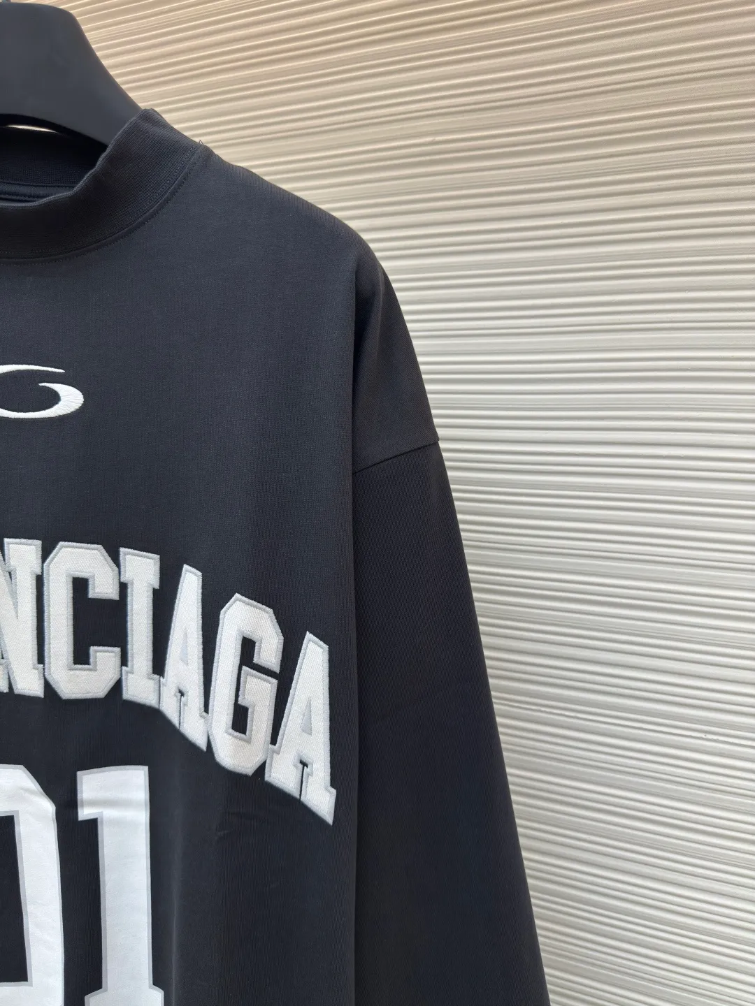 Balenciaga No. 1 jersey embroidered long sleeves ●Authentic product: purchased and developed for 9200 ●Item number: 1680356-A55 ●Fabric: combed cotton plain fabric ●Technology: embroidery production ●Version: loose fit ●Weight: about 465 grams ●Size: XS-S-M-L ●Description: The fabric is made of 16s single-yarn combed cotton plain weave, with matching 1*1 horizontal machine-woven ribbing of this fabric color. The front and back panels are printed with elliptical machine screen paste, the front panel is embroidered with a domestic high-speed embroidery machine, laser burnt letter patch, 7s*7s twill contrasting color fastness 100% cotton, and the hem is a flat car color-blocked jacquard woven label. The woven label is made of white fine silk material imported from Japan. The overall wiring is straight and delicate, the fabric is comfortable and soft, and the color is consistent without color difference. It can be matched with the same style to create a fashionable look and control various occasions. Customized accessories, complete with three standards, same style for men and women!