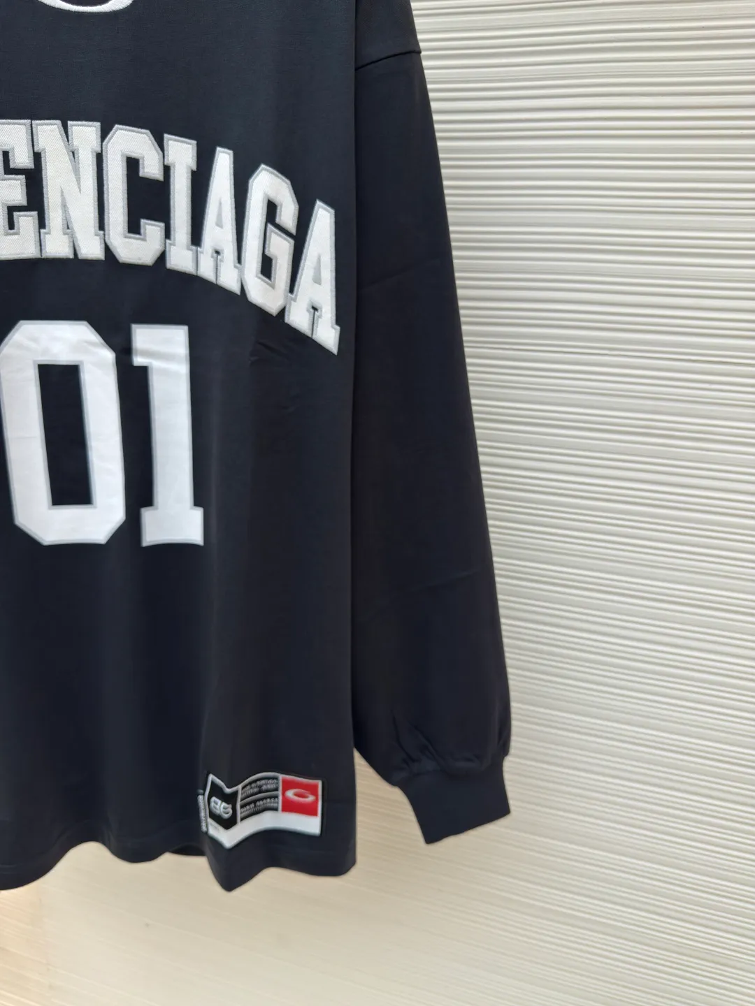 Balenciaga No. 1 jersey embroidered long sleeves ●Authentic product: purchased and developed for 9200 ●Item number: 1680356-A55 ●Fabric: combed cotton plain fabric ●Technology: embroidery production ●Version: loose fit ●Weight: about 465 grams ●Size: XS-S-M-L ●Description: The fabric is made of 16s single-yarn combed cotton plain weave, with matching 1*1 horizontal machine-woven ribbing of this fabric color. The front and back panels are printed with elliptical machine screen paste, the front panel is embroidered with a domestic high-speed embroidery machine, laser burnt letter patch, 7s*7s twill contrasting color fastness 100% cotton, and the hem is a flat car color-blocked jacquard woven label. The woven label is made of white fine silk material imported from Japan. The overall wiring is straight and delicate, the fabric is comfortable and soft, and the color is consistent without color difference. It can be matched with the same style to create a fashionable look and control various occasions. Customized accessories, complete with three standards, same style for men and women!