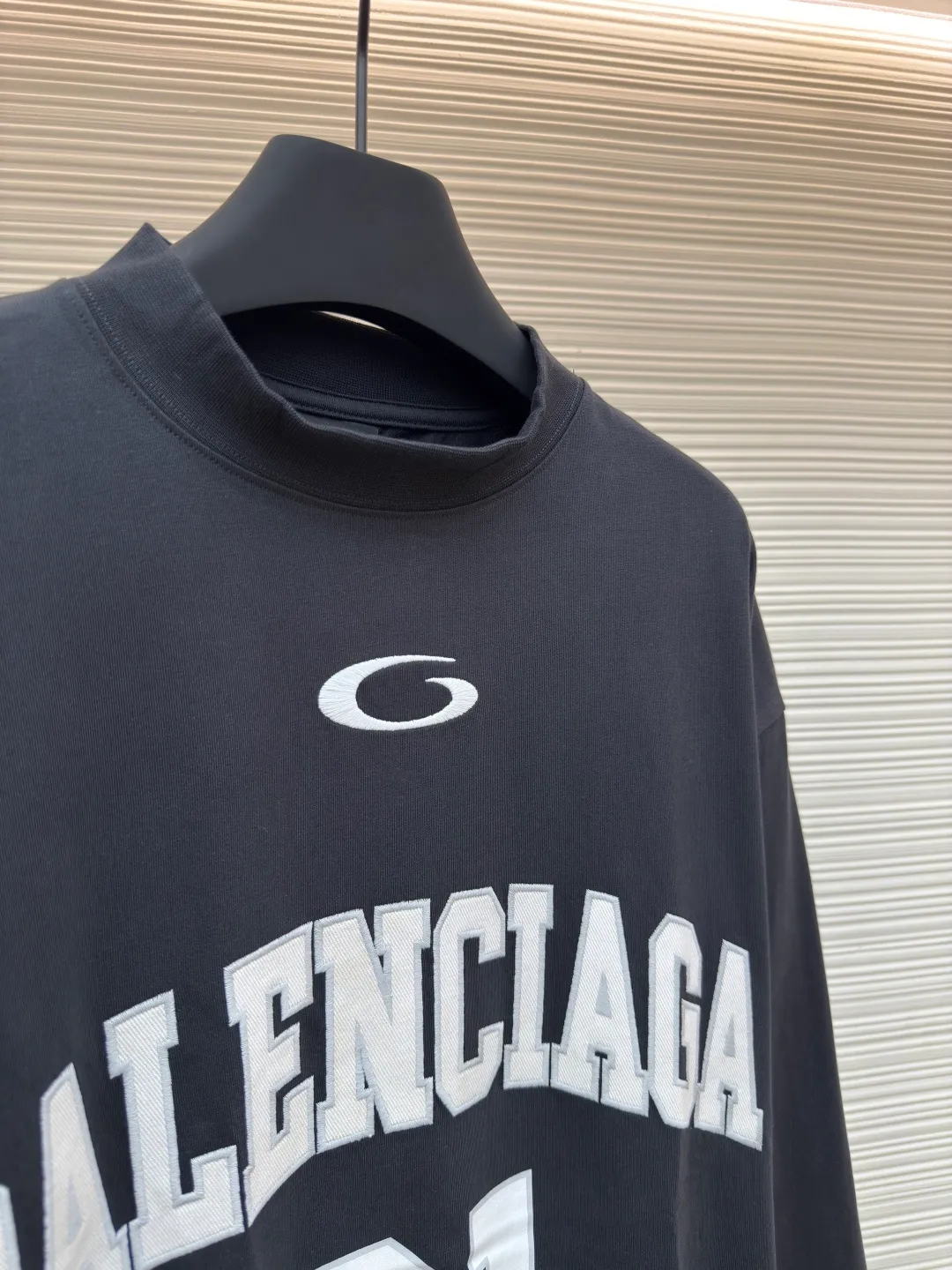 Balenciaga No. 1 jersey embroidered long sleeves ●Authentic product: purchased and developed for 9200 ●Item number: 1680356-A55 ●Fabric: combed cotton plain fabric ●Technology: embroidery production ●Version: loose fit ●Weight: about 465 grams ●Size: XS-S-M-L ●Description: The fabric is made of 16s single-yarn combed cotton plain weave, with matching 1*1 horizontal machine-woven ribbing of this fabric color. The front and back panels are printed with elliptical machine screen paste, the front panel is embroidered with a domestic high-speed embroidery machine, laser burnt letter patch, 7s*7s twill contrasting color fastness 100% cotton, and the hem is a flat car color-blocked jacquard woven label. The woven label is made of white fine silk material imported from Japan. The overall wiring is straight and delicate, the fabric is comfortable and soft, and the color is consistent without color difference. It can be matched with the same style to create a fashionable look and control various occasions. Customized accessories, complete with three standards, same style for men and women!