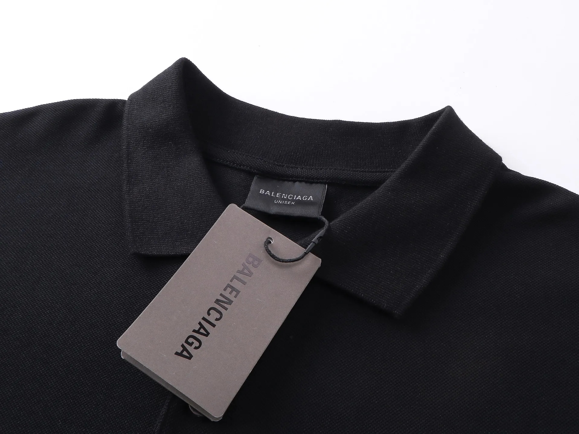 🅿️200 Actual pictures [Top version. Official website quality] BALENCI*GA/Paris #2025 new style, Paris classic LOGO double B embroidered POLO shirt, pure cotton rib cuffs, welcome to compare! The fabric is made of Paris ZP custom-woven and dyed cotton pique, with a weight of 260 grams. The cloth surface is clean. The cloth pattern is clear, soft and comfortable. The threads are woven and dyed with no color difference. The embroidered LOGO is embroidered using imported Tajima embroidery machine. The effect is three-dimensional. Restore the brick cabinet, adopt OS loose shoulder style. Same style for men and women. Coding: BL252205 Color: black, white Size: XS S M L