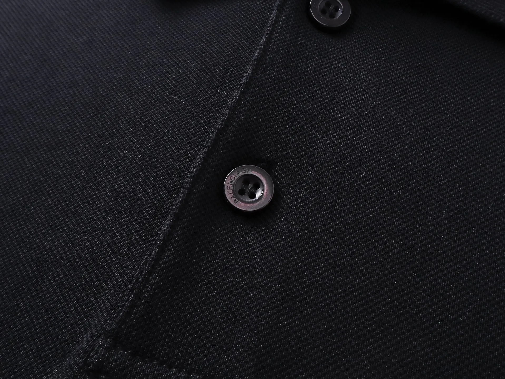 🅿️200 Actual pictures [Top version. Official website quality] BALENCI*GA/Paris #2025 new style, Paris classic LOGO double B embroidered POLO shirt, pure cotton rib cuffs, welcome to compare! The fabric is made of Paris ZP custom-woven and dyed cotton pique, with a weight of 260 grams. The cloth surface is clean. The cloth pattern is clear, soft and comfortable. The threads are woven and dyed with no color difference. The embroidered LOGO is embroidered using imported Tajima embroidery machine. The effect is three-dimensional. Restore the brick cabinet, adopt OS loose shoulder style. Same style for men and women. Coding: BL252205 Color: black, white Size: XS S M L