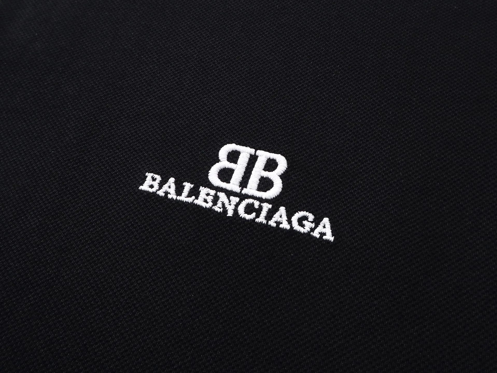 🅿️200 Actual pictures [Top version. Official website quality] BALENCI*GA/Paris #2025 new style, Paris classic LOGO double B embroidered POLO shirt, pure cotton rib cuffs, welcome to compare! The fabric is made of Paris ZP custom-woven and dyed cotton pique, with a weight of 260 grams. The cloth surface is clean. The cloth pattern is clear, soft and comfortable. The threads are woven and dyed with no color difference. The embroidered LOGO is embroidered using imported Tajima embroidery machine. The effect is three-dimensional. Restore the brick cabinet, adopt OS loose shoulder style. Same style for men and women. Coding: BL252205 Color: black, white Size: XS S M L