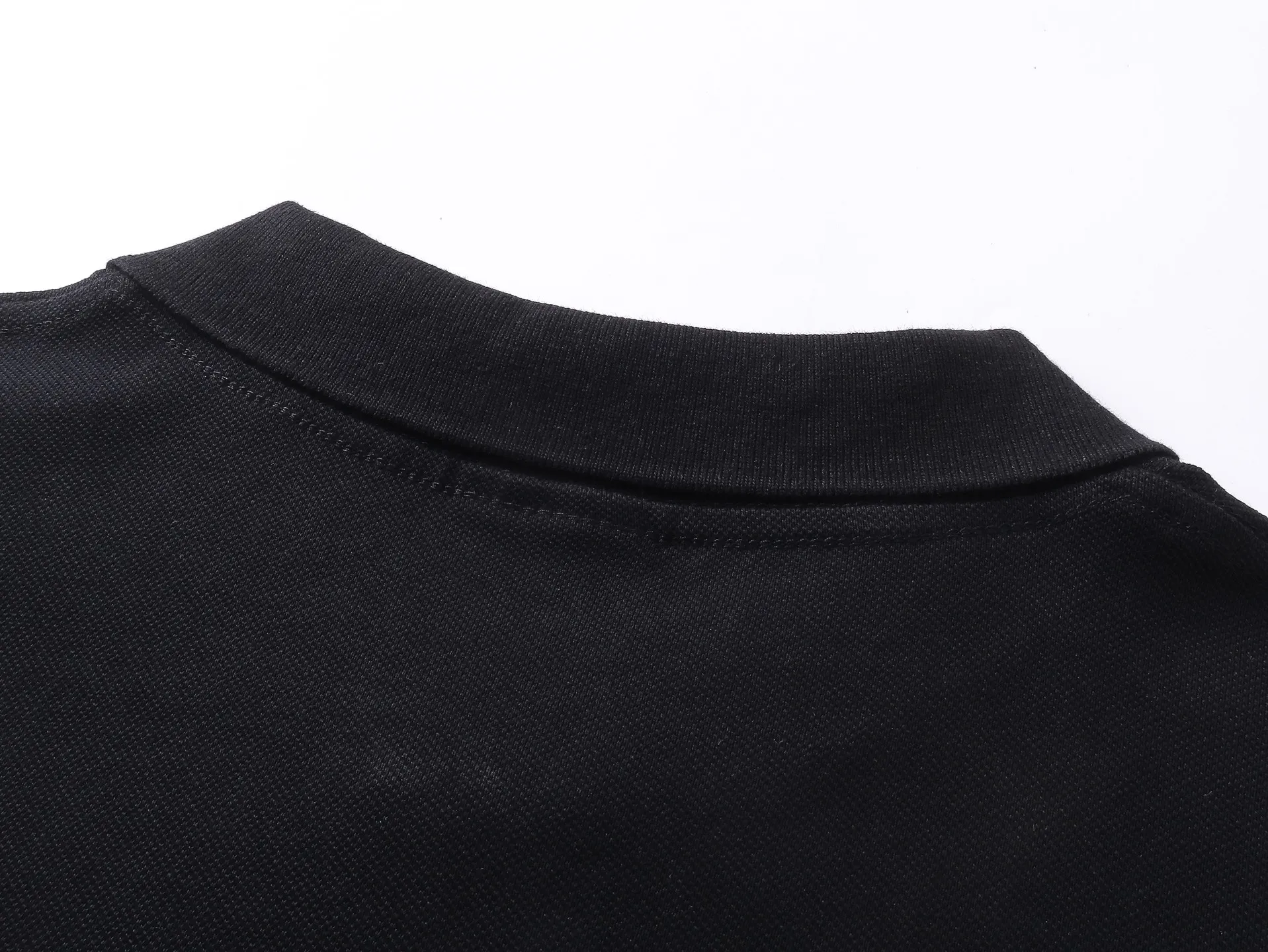 🅿️200 Actual pictures [Top version. Official website quality] BALENCI*GA/Paris #2025 new style, Paris classic LOGO double B embroidered POLO shirt, pure cotton rib cuffs, welcome to compare! The fabric is made of Paris ZP custom-woven and dyed cotton pique, with a weight of 260 grams. The cloth surface is clean. The cloth pattern is clear, soft and comfortable. The threads are woven and dyed with no color difference. The embroidered LOGO is embroidered using imported Tajima embroidery machine. The effect is three-dimensional. Restore the brick cabinet, adopt OS loose shoulder style. Same style for men and women. Coding: BL252205 Color: black, white Size: XS S M L