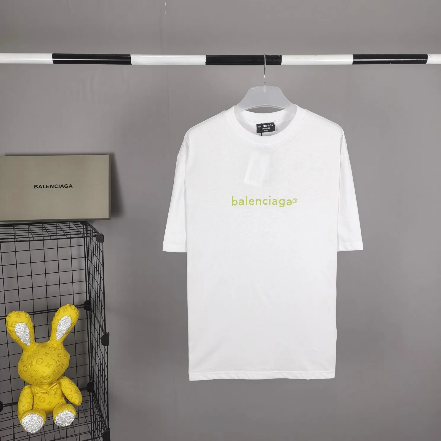 The top tested version of Balenciaga mailbox letter logo pure cotton loose-fitting trendy brand short sleeves for men and women. A simple basic T. A simple short sleeve that you can fall in love with at first glance. The Blcg mailbox logo on the chest is simple and beautiful. It is operated by an imported elliptical machine, without burrs and neatly aligned! The fabric is made of 260g double-ply double-yarn plain cotton fabric, which is different from the low-end version. The color is also super beautiful. It’s the best price! ! ! ! !  Color: black, white, fog blue, khaki, lake green Size: XS-L P:240