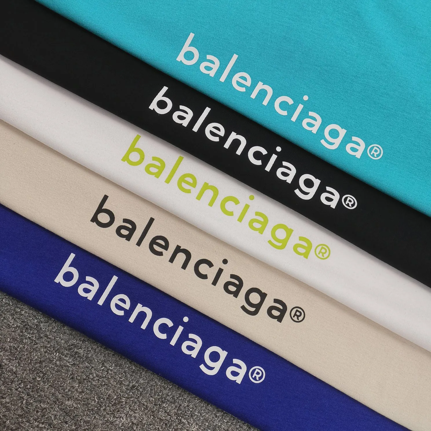 The top tested version of Balenciaga mailbox letter logo pure cotton loose-fitting trendy brand short sleeves for men and women. A simple basic T. A simple short sleeve that you can fall in love with at first glance. The Blcg mailbox logo on the chest is simple and beautiful. It is operated by an imported elliptical machine, without burrs and neatly aligned! The fabric is made of 260g double-ply double-yarn plain cotton fabric, which is different from the low-end version. The color is also super beautiful. It’s the best price! ! ! ! !  Color: black, white, fog blue, khaki, lake green Size: XS-L P:240