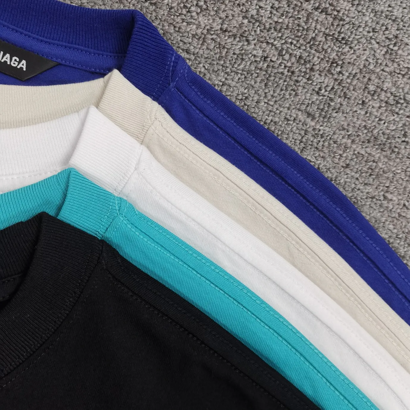 The top tested version of Balenciaga mailbox letter logo pure cotton loose-fitting trendy brand short sleeves for men and women. A simple basic T. A simple short sleeve that you can fall in love with at first glance. The Blcg mailbox logo on the chest is simple and beautiful. It is operated by an imported elliptical machine, without burrs and neatly aligned! The fabric is made of 260g double-ply double-yarn plain cotton fabric, which is different from the low-end version. The color is also super beautiful. It’s the best price! ! ! ! !  Color: black, white, fog blue, khaki, lake green Size: XS-L P:240