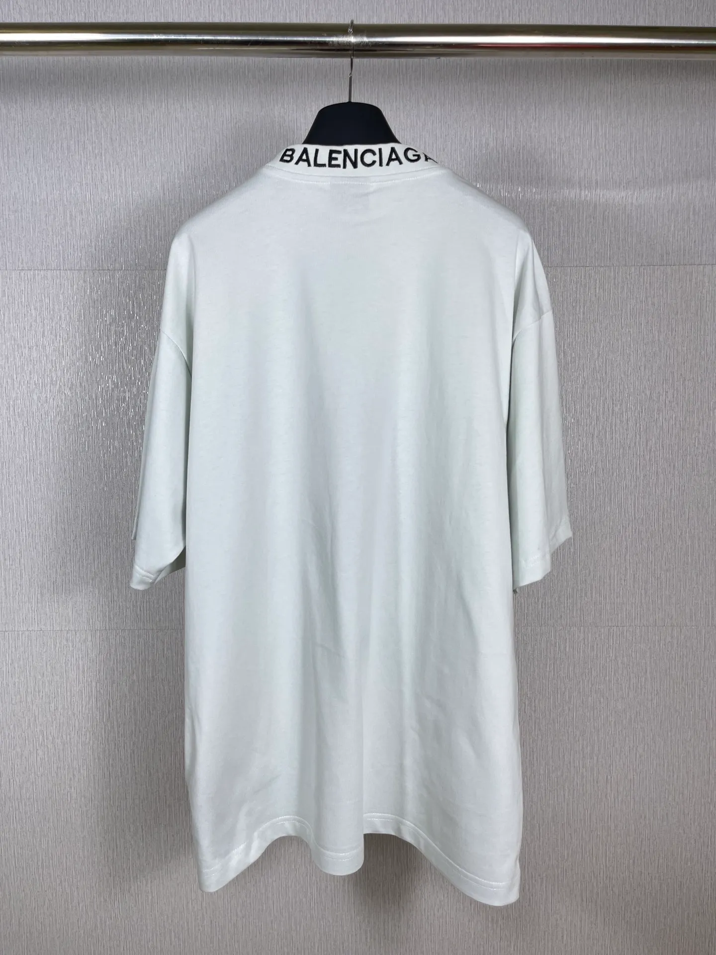 🅿️180 real photos [Top version. Official website quality] BALENCI*GA/Paris BALENCI*GA#520. Limited to the latest model, 520 love. Short-sleeved T-shirt with embroidered LOGO on the neck. Brick cabinet synchronization. The fabric is made of Paris ZP custom-woven and dyed 100% cotton double yarn compact cotton. The weight is 260 grams. The cloth surface is clean. The cloth pattern is clear. Soft and comfortable. Good color fastness. Not easy to change color. The threads are woven and dyed with no color difference. The printing uses computer direct printing, and the rib embroidery on the back collar has a three-dimensional effect. The version adopts the OS loose shoulder style. Same style for men and women. Code: BL223105 Color: black, off-white, pink Size: XS to L