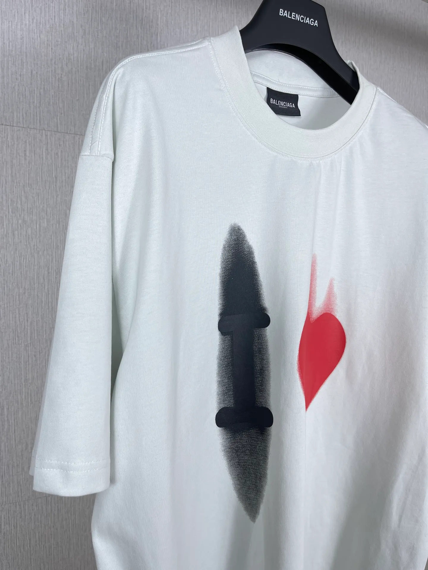 🅿️180 real photos [Top version. Official website quality] BALENCI*GA/Paris BALENCI*GA#520. Limited to the latest model, 520 love. Short-sleeved T-shirt with embroidered LOGO on the neck. Brick cabinet synchronization. The fabric is made of Paris ZP custom-woven and dyed 100% cotton double yarn compact cotton. The weight is 260 grams. The cloth surface is clean. The cloth pattern is clear. Soft and comfortable. Good color fastness. Not easy to change color. The threads are woven and dyed with no color difference. The printing uses computer direct printing, and the rib embroidery on the back collar has a three-dimensional effect. The version adopts the OS loose shoulder style. Same style for men and women. Code: BL223105 Color: black, off-white, pink Size: XS to L