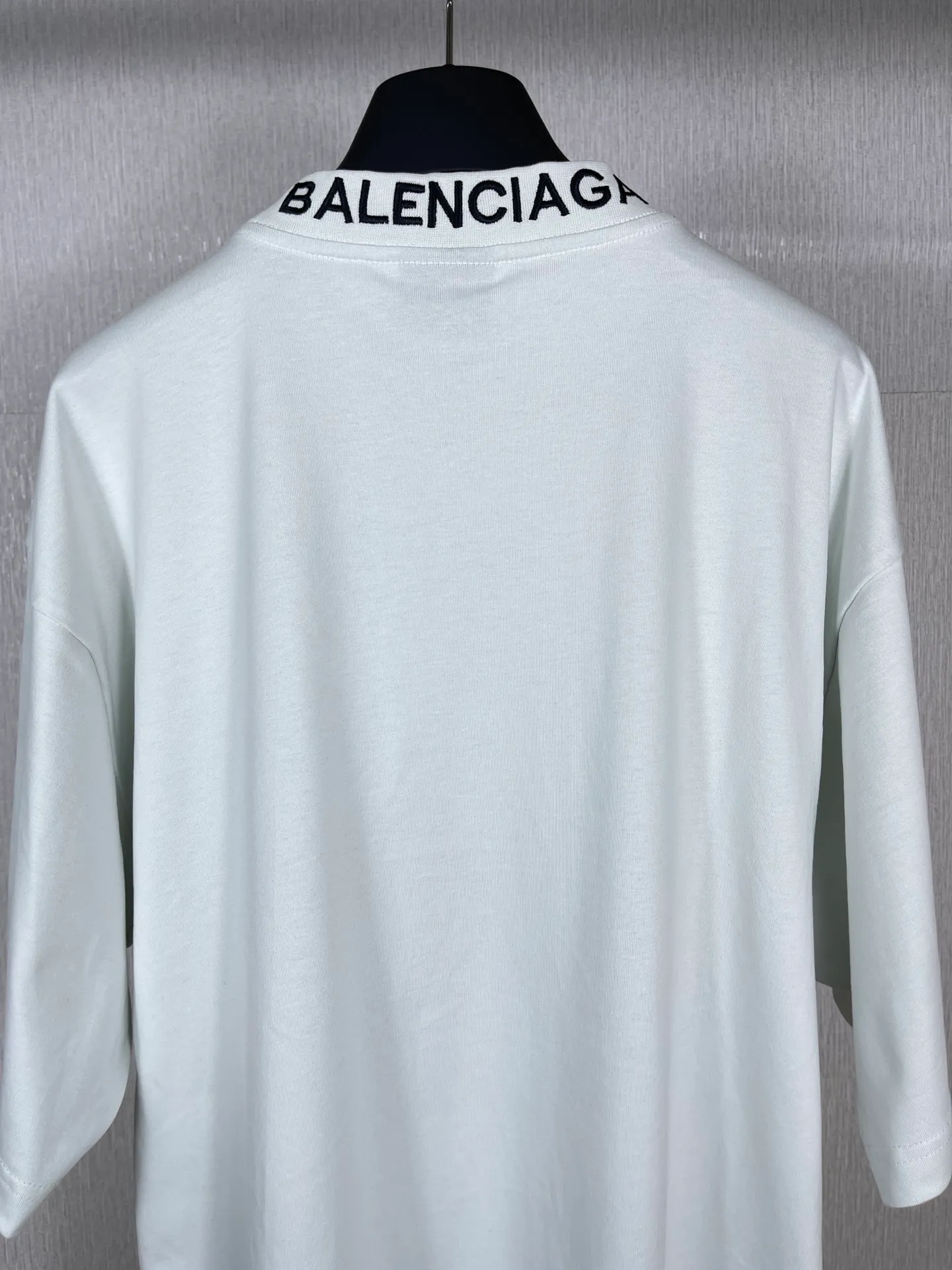 🅿️180 real photos [Top version. Official website quality] BALENCI*GA/Paris BALENCI*GA#520. Limited to the latest model, 520 love. Short-sleeved T-shirt with embroidered LOGO on the neck. Brick cabinet synchronization. The fabric is made of Paris ZP custom-woven and dyed 100% cotton double yarn compact cotton. The weight is 260 grams. The cloth surface is clean. The cloth pattern is clear. Soft and comfortable. Good color fastness. Not easy to change color. The threads are woven and dyed with no color difference. The printing uses computer direct printing, and the rib embroidery on the back collar has a three-dimensional effect. The version adopts the OS loose shoulder style. Same style for men and women. Code: BL223105 Color: black, off-white, pink Size: XS to L