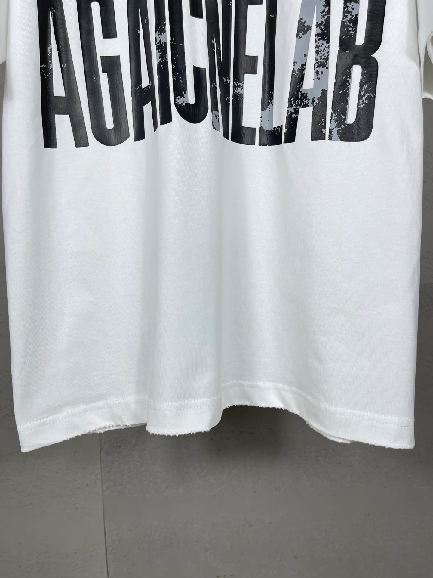🅿️180 real photos [Top version. Official website quality] BALENCI*GA/Paris. SS24 latest model, Paris anti-letter art destruction crack print short-sleeved T-shirt. Brick cabinet synchronization. Genuine product development at the first time, happy to print and compare! The fabric is made of Paris ZP custom-woven and dyed cotton double yarn. Weighing 260 grams, the cloth surface is clean. The cloth pattern is clear, soft and comfortable. The threads are dyed with no color difference. The printing uses environmentally friendly imported materials. The letters are clear and the effect is three-dimensional. The version adopts OS loose shoulder design. Same style for men and women. Code: BL223398 Color: black, white Size: XS S M L