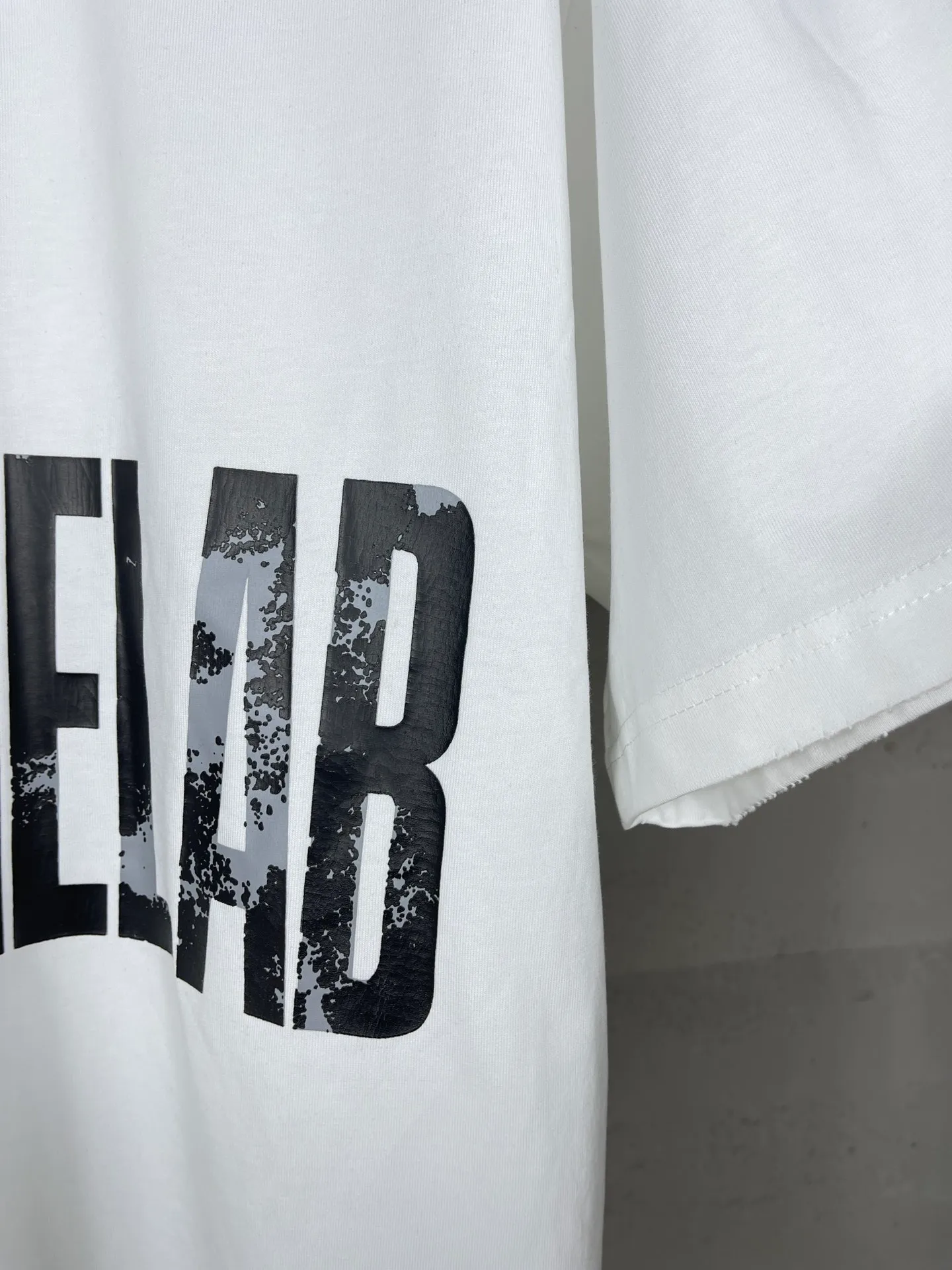 🅿️180 real photos [Top version. Official website quality] BALENCI*GA/Paris. SS24 latest model, Paris anti-letter art destruction crack print short-sleeved T-shirt. Brick cabinet synchronization. Genuine product development at the first time, happy to print and compare! The fabric is made of Paris ZP custom-woven and dyed cotton double yarn. Weighing 260 grams, the cloth surface is clean. The cloth pattern is clear, soft and comfortable. The threads are dyed with no color difference. The printing uses environmentally friendly imported materials. The letters are clear and the effect is three-dimensional. The version adopts OS loose shoulder design. Same style for men and women. Code: BL223398 Color: black, white Size: XS S M L