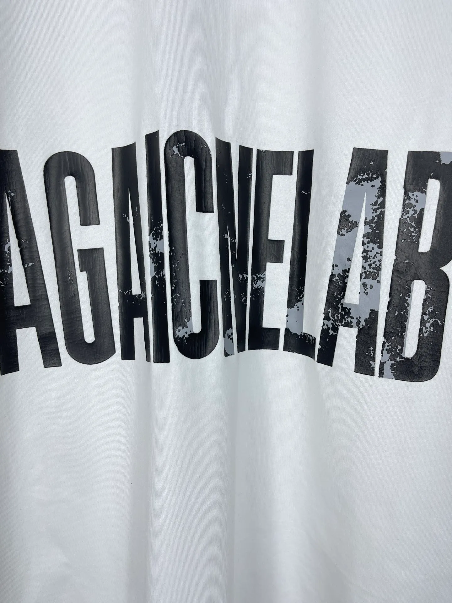 🅿️180 real photos [Top version. Official website quality] BALENCI*GA/Paris. SS24 latest model, Paris anti-letter art destruction crack print short-sleeved T-shirt. Brick cabinet synchronization. Genuine product development at the first time, happy to print and compare! The fabric is made of Paris ZP custom-woven and dyed cotton double yarn. Weighing 260 grams, the cloth surface is clean. The cloth pattern is clear, soft and comfortable. The threads are dyed with no color difference. The printing uses environmentally friendly imported materials. The letters are clear and the effect is three-dimensional. The version adopts OS loose shoulder design. Same style for men and women. Code: BL223398 Color: black, white Size: XS S M L