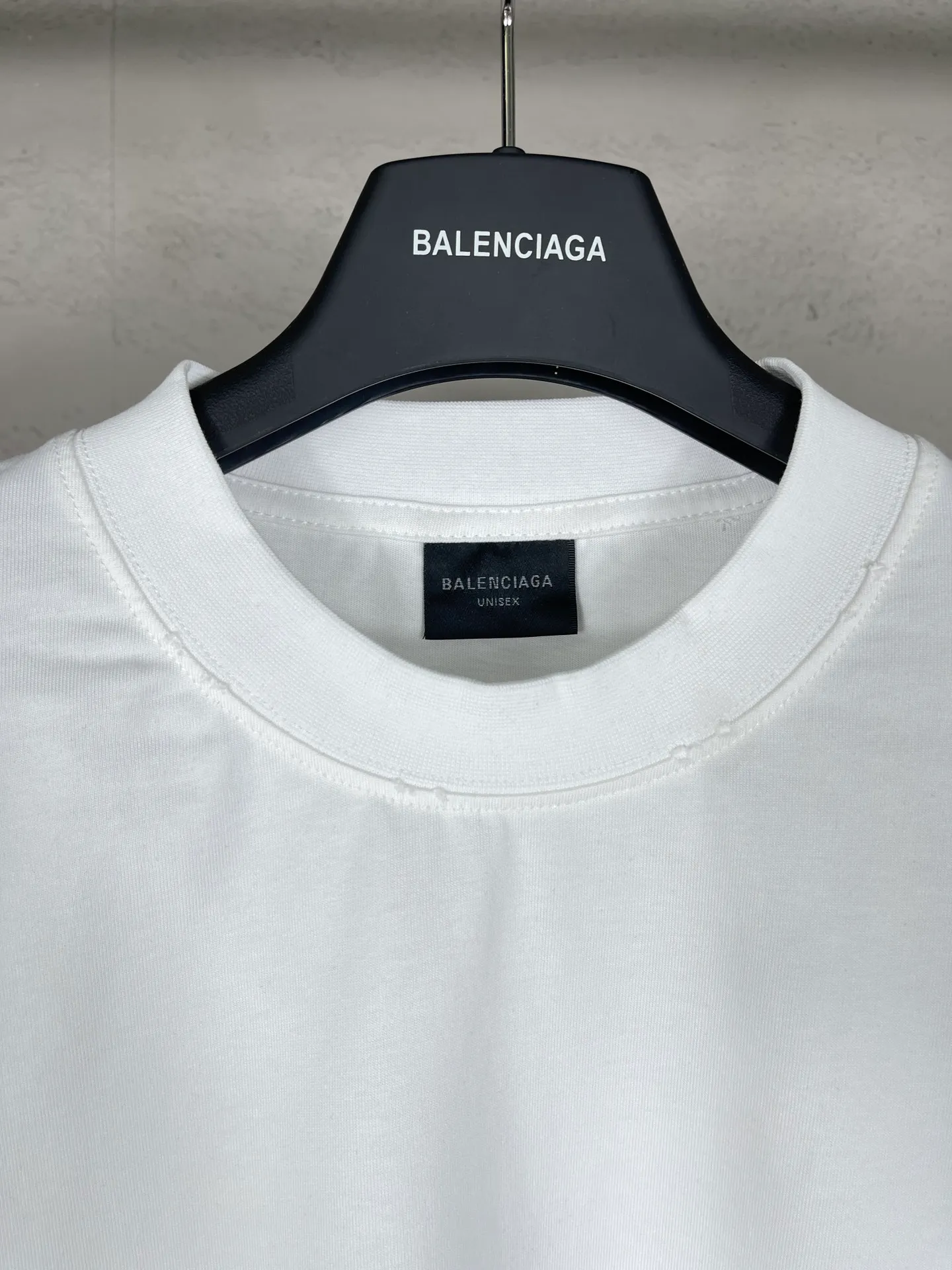 🅿️180 real photos [Top version. Official website quality] BALENCI*GA/Paris. SS24 latest model, Paris anti-letter art destruction crack print short-sleeved T-shirt. Brick cabinet synchronization. Genuine product development at the first time, happy to print and compare! The fabric is made of Paris ZP custom-woven and dyed cotton double yarn. Weighing 260 grams, the cloth surface is clean. The cloth pattern is clear, soft and comfortable. The threads are dyed with no color difference. The printing uses environmentally friendly imported materials. The letters are clear and the effect is three-dimensional. The version adopts OS loose shoulder design. Same style for men and women. Code: BL223398 Color: black, white Size: XS S M L