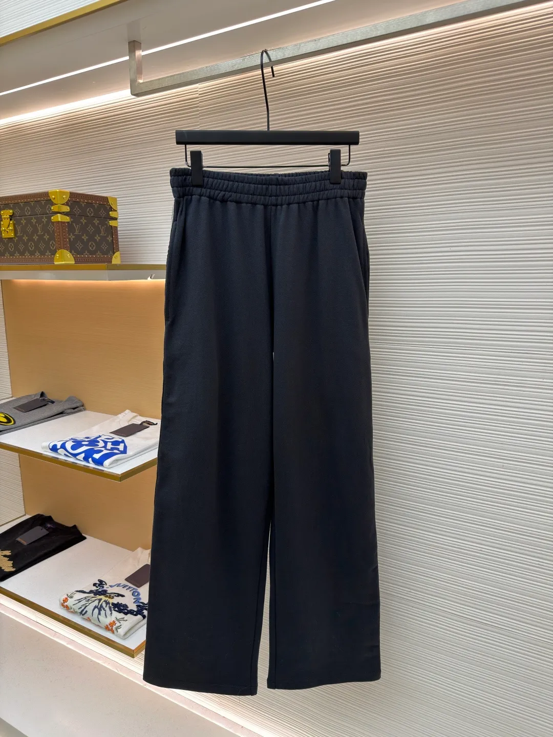 Balenciaga side webbing trousers ●Original version: Purchased and developed by 7858 ●Item number: 1682188-A95 ●Fabric: cotton fabric ●Technology: printing production ●Color: black ●Version: loose fit ●Weight: about 745 grams ●Size: XS-S-M-L ●Description: This black casual trousers with side straps shows ingenuity in craftsmanship. The trousers are made of high-density twill knitted fabric, which has undergone pre-shrunk treatment and high-temperature shaping process to ensure that the fabric is not easy to pill, deform and has an outstanding drape feeling. It also has good breathability and anti-wrinkle properties. The waist is designed with a high-elastic spandex drawstring, which is reinforced through precise four-line seaming technology. The drawstring perforations are equipped with metal air holes, which not only improves durability but also adds detailed texture. The side decorative belt is a custom-made jacquard webbing, woven with 72 stitches of high-density on a computerized jacquard machine. The pattern texture is clear and three-dimensional. The webbing and the trousers are spliced ​​together through a flat car synchronous sewing process. The stitches are even and fine and the spacing is controlled within 0.8cm, eliminating jumpers and off-thread problems. The trouser legs are hemmed using a seamless process and are reinforced with inner linings. The overall tailoring follows ergonomics and uses three-dimensional tailoring technology to make the trousers fit the body shape. Each process undergoes three quality control inspections. From fabric cutting to finished product sewing, dimensional accuracy and process details are strictly controlled throughout the process to create casual trousers with both texture and practical wearability. The overall wiring is straight and delicate, the fabric is comfortable and soft, and the color is consistent without color difference. It can be matched with the same style to create a fashionable look and control various occasions. Customized accessories, complete with three standards, same style for men and women!