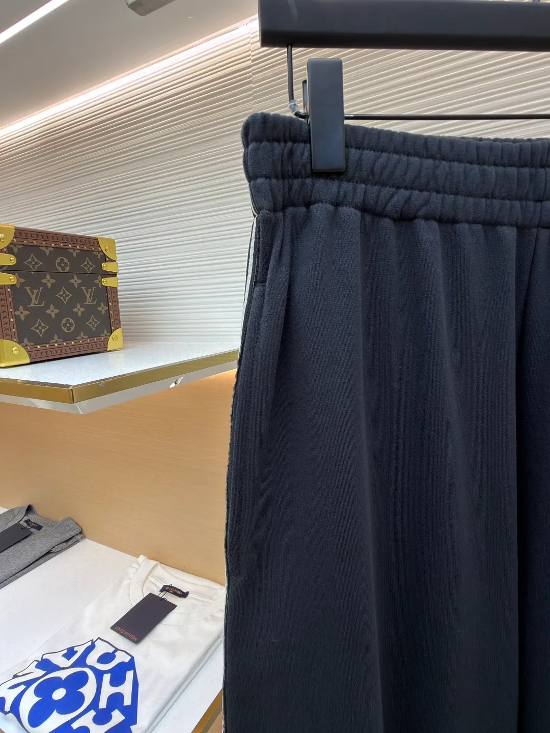 Balenciaga side webbing trousers ●Original version: Purchased and developed by 7858 ●Item number: 1682188-A95 ●Fabric: cotton fabric ●Technology: printing production ●Color: black ●Version: loose fit ●Weight: about 745 grams ●Size: XS-S-M-L ●Description: This black casual trousers with side straps shows ingenuity in craftsmanship. The trousers are made of high-density twill knitted fabric, which has undergone pre-shrunk treatment and high-temperature shaping process to ensure that the fabric is not easy to pill, deform and has an outstanding drape feeling. It also has good breathability and anti-wrinkle properties. The waist is designed with a high-elastic spandex drawstring, which is reinforced through precise four-line seaming technology. The drawstring perforations are equipped with metal air holes, which not only improves durability but also adds detailed texture. The side decorative belt is a custom-made jacquard webbing, woven with 72 stitches of high-density on a computerized jacquard machine. The pattern texture is clear and three-dimensional. The webbing and the trousers are spliced ​​together through a flat car synchronous sewing process. The stitches are even and fine and the spacing is controlled within 0.8cm, eliminating jumpers and off-thread problems. The trouser legs are hemmed using a seamless process and are reinforced with inner linings. The overall tailoring follows ergonomics and uses three-dimensional tailoring technology to make the trousers fit the body shape. Each process undergoes three quality control inspections. From fabric cutting to finished product sewing, dimensional accuracy and process details are strictly controlled throughout the process to create casual trousers with both texture and practical wearability. The overall wiring is straight and delicate, the fabric is comfortable and soft, and the color is consistent without color difference. It can be matched with the same style to create a fashionable look and control various occasions. Customized accessories, complete with three standards, same style for men and women!